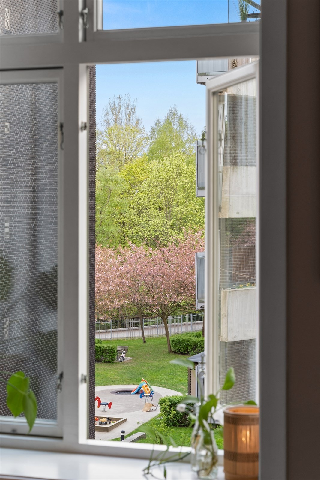 Hyggelig utsikt til grøntarealer og videre til Akerselva. Galleribilde