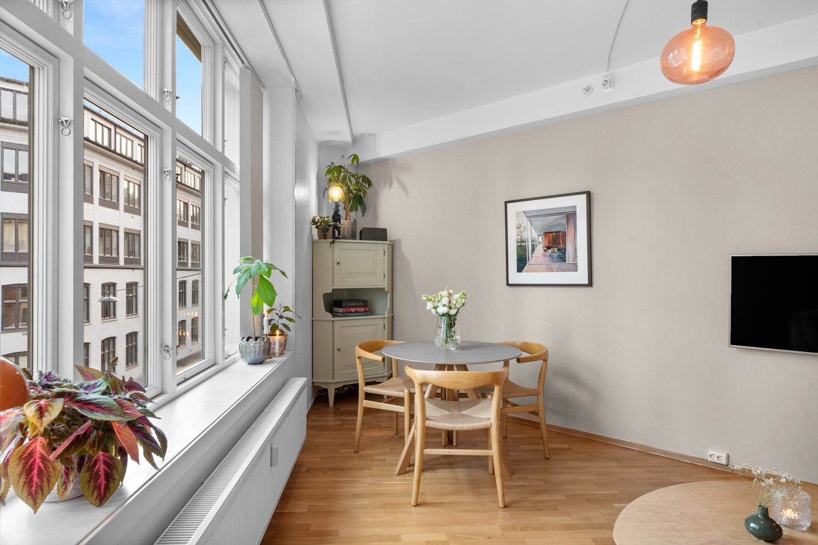 God takhøyde og store vindusflater. Oppvarming, varmtvann og bredbånd inkl i felleskostnadene. Galleribilde