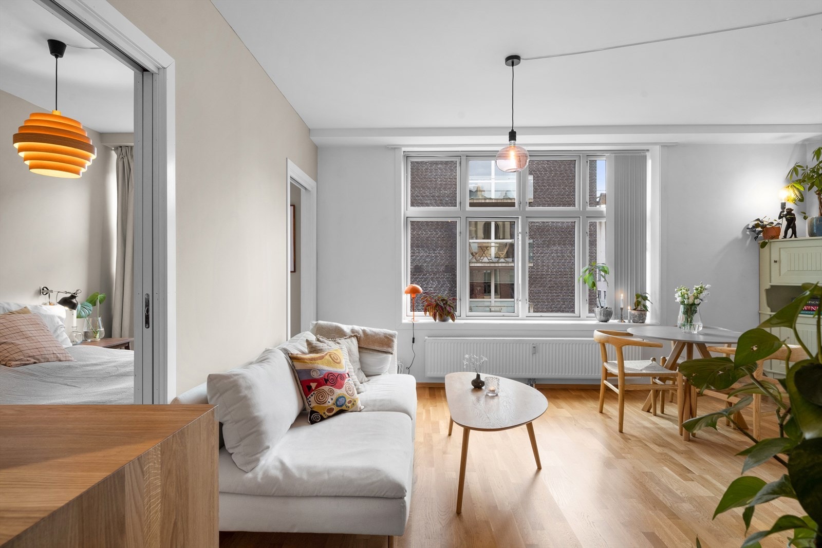 Malt vegger i stue inn til kjøkken og på soverom i 2023. Oppvarming med radiatorer tilknyttet felles fyringsanlegg. Galleribilde