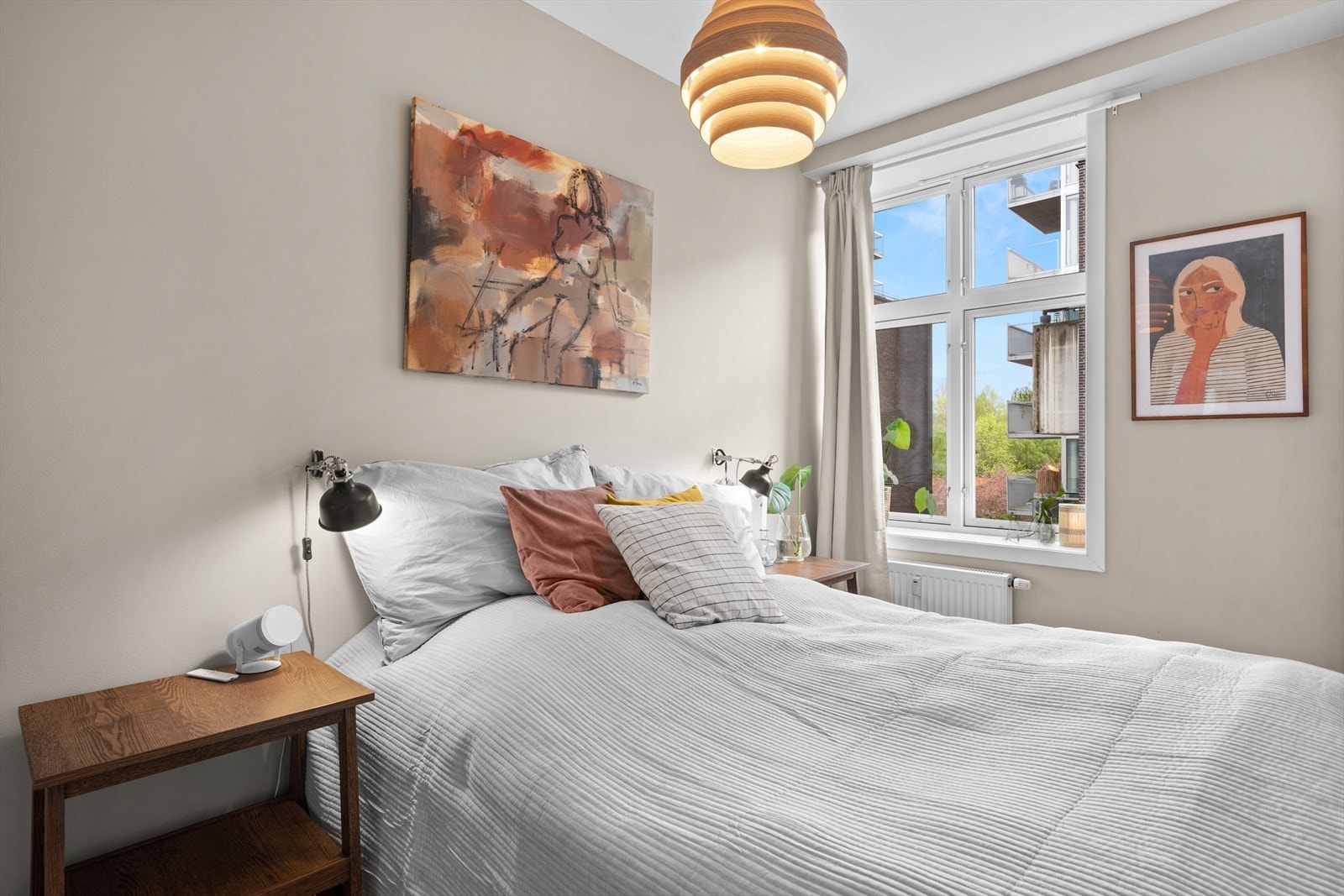 Hyggelig soverom med god plass til dobbeltseng. Galleribilde