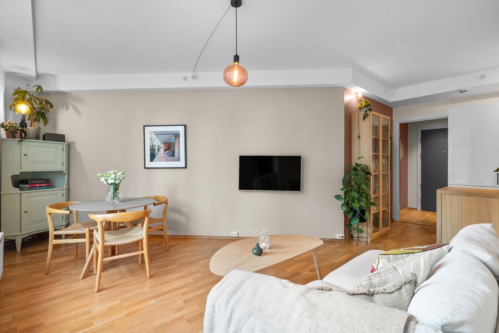 Flere møbleringsmuligheter - Plass til både sofagruppe og spisebord. Galleribilde