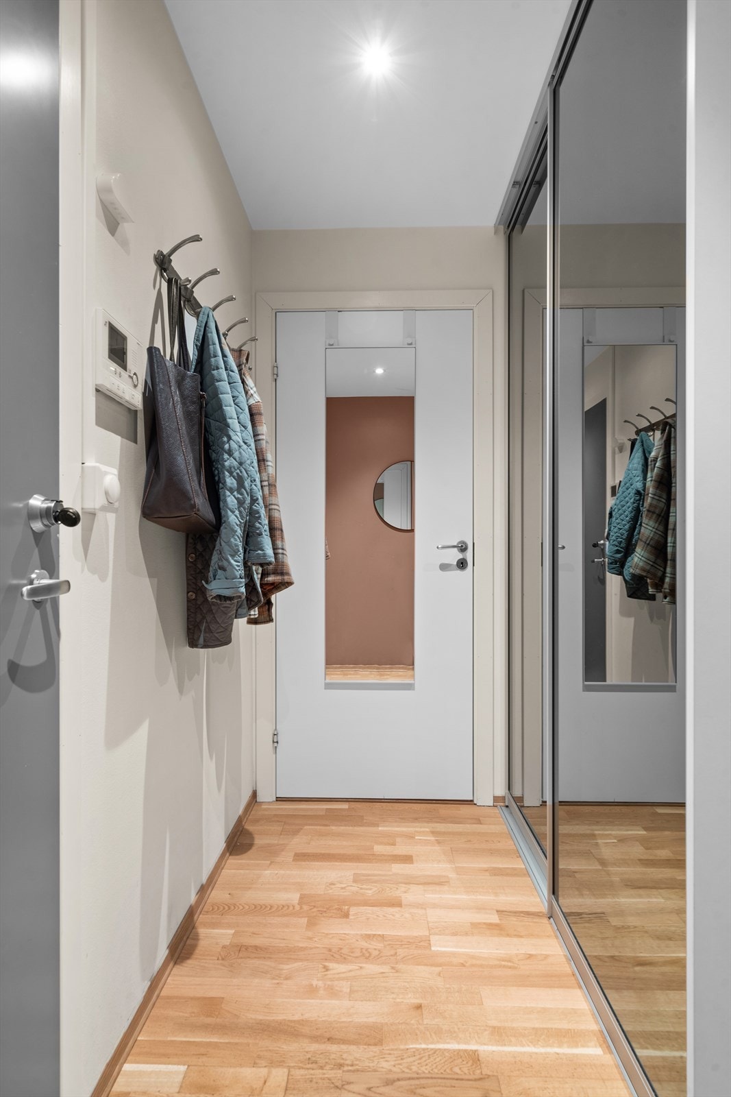 Plass til klesoppheng og skoskap. Video-dørcalling. Galleribilde