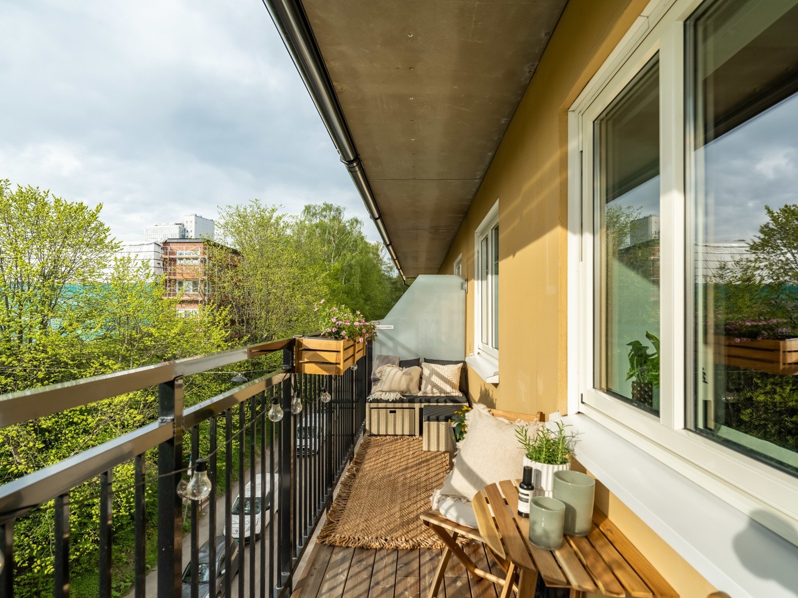 Den er cirka 8 m², og har sol fra ettermiddag til kveld. Galleribilde