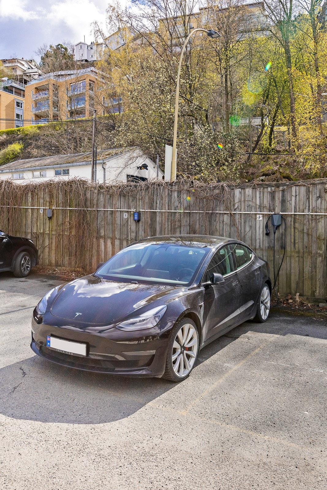 Borettslaget har flere parkeringsplasser med elbil-lader Galleribilde