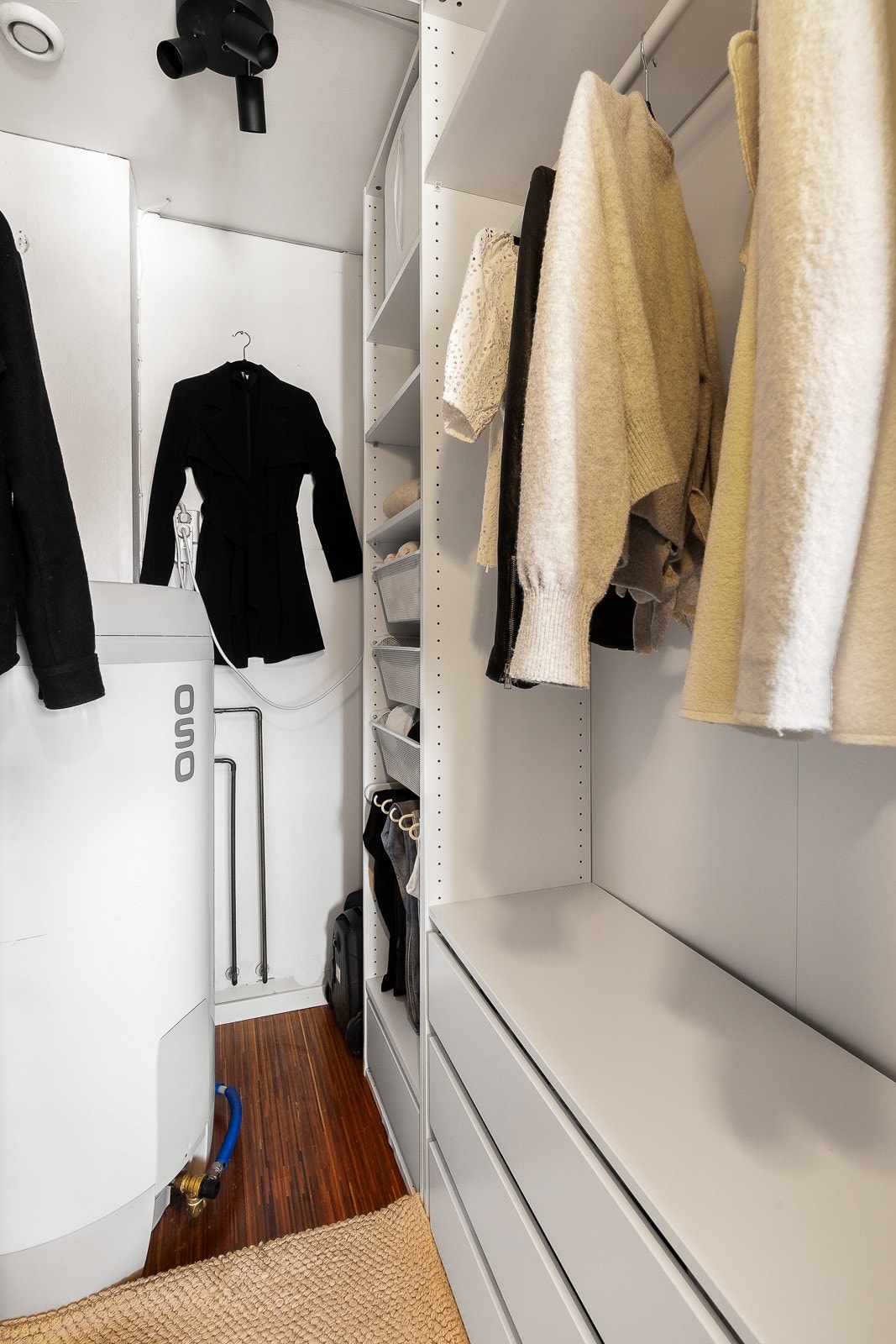 Boden fungerer fint som walk-in-garderobe og teknisk rom Galleribilde