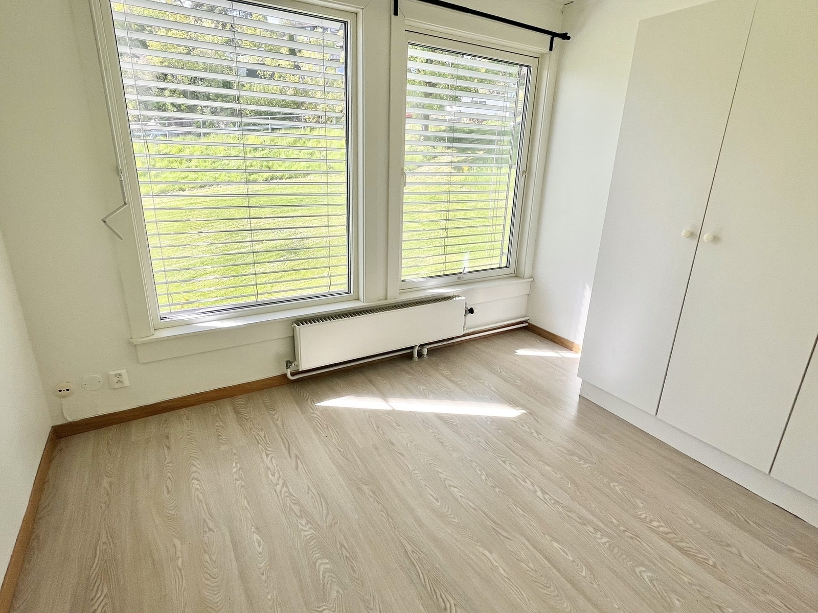 Soverom med garderobskap. Galleribilde