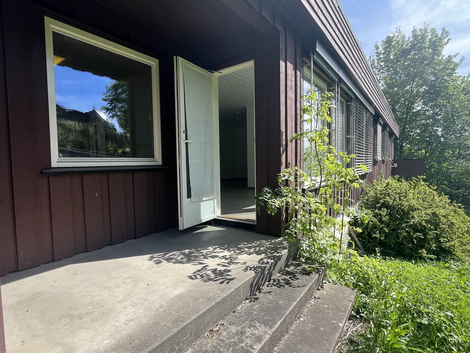 Hyggelig og privat uteplass tilhørende hybelen. Galleribilde