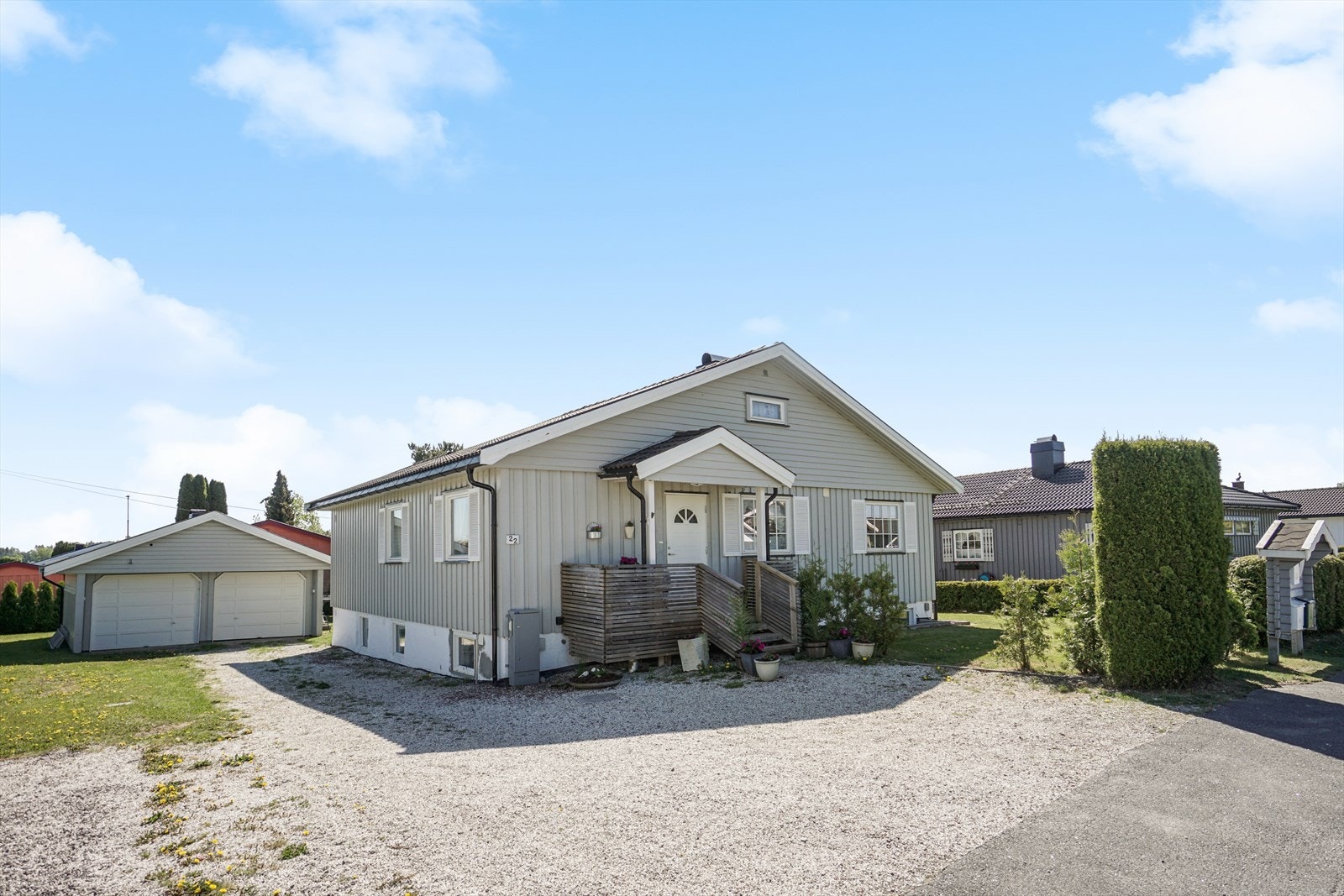 Stor og romslig gårdsplass. Gode parkeringsmuligheter i dobbel garasje med lader. Galleribilde