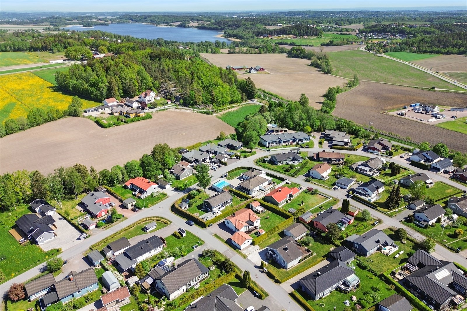 Eiendommen ligger i et attraktivt og etablert boligstrøk i ytterkanten av Stokke sentrum i Sandefjord kommune. Galleribilde
