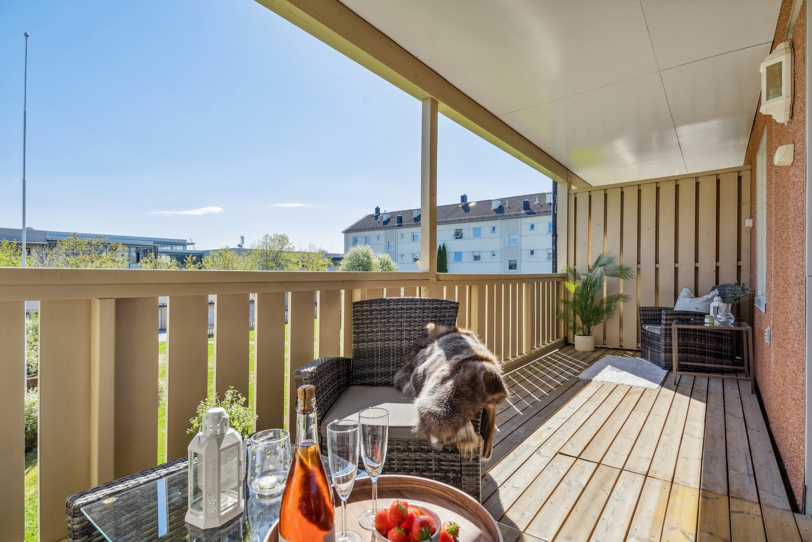 Her er det god plass til både sittegruppe og grill. Overbygd veranda er praktisk mtp. oppbevaring av utemøbler på vinterhalvåret. Galleribilde