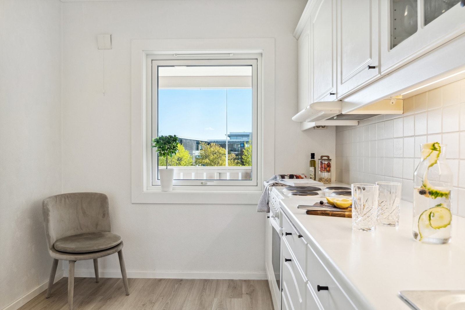 På kjøkkenet er det også plass til et lite frokostbord. Galleribilde