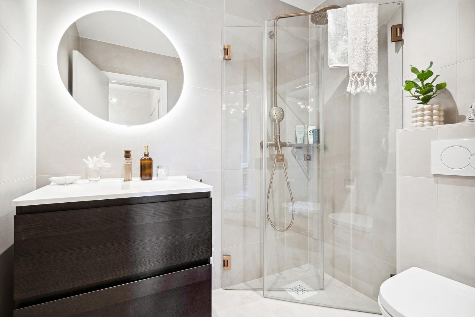 Meget delikat, flislagt bad renovert i 2023. I den forbindelse ble det anlagt varmekabler i gulvet, opplegg for vaskemaskin og downlights i himling. Galleribilde