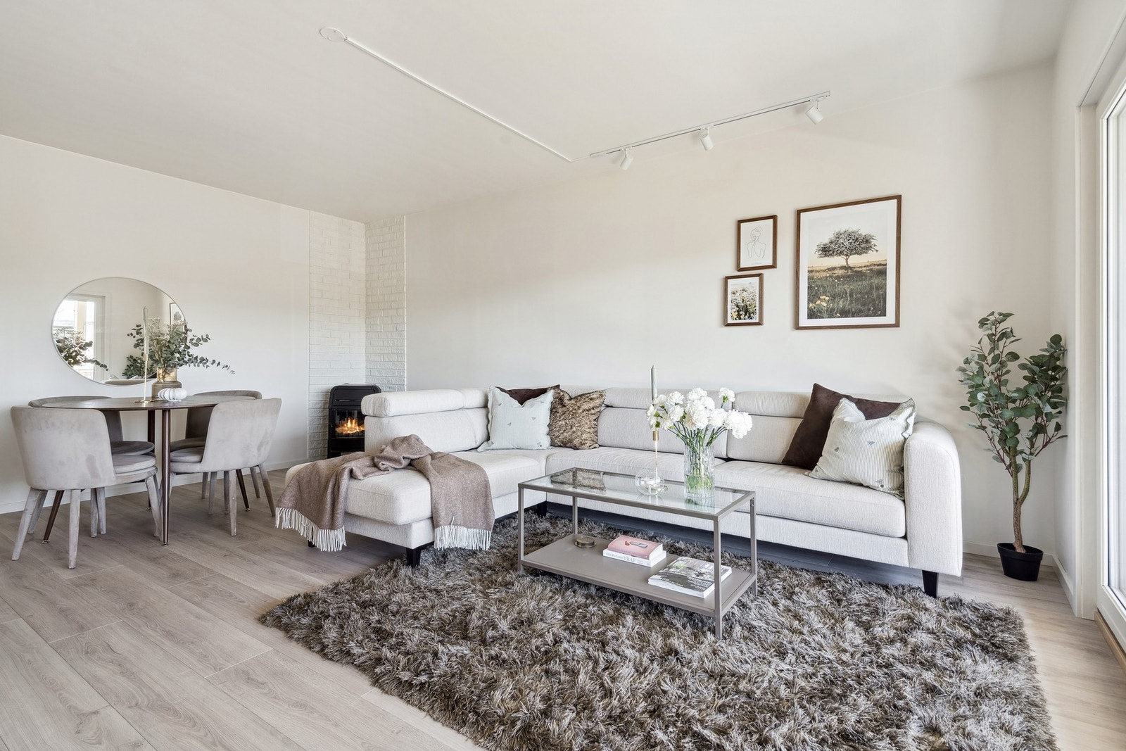 På stuen er det rikelig med plass til en sofa eller sittegruppe av god størrelse. Galleribilde