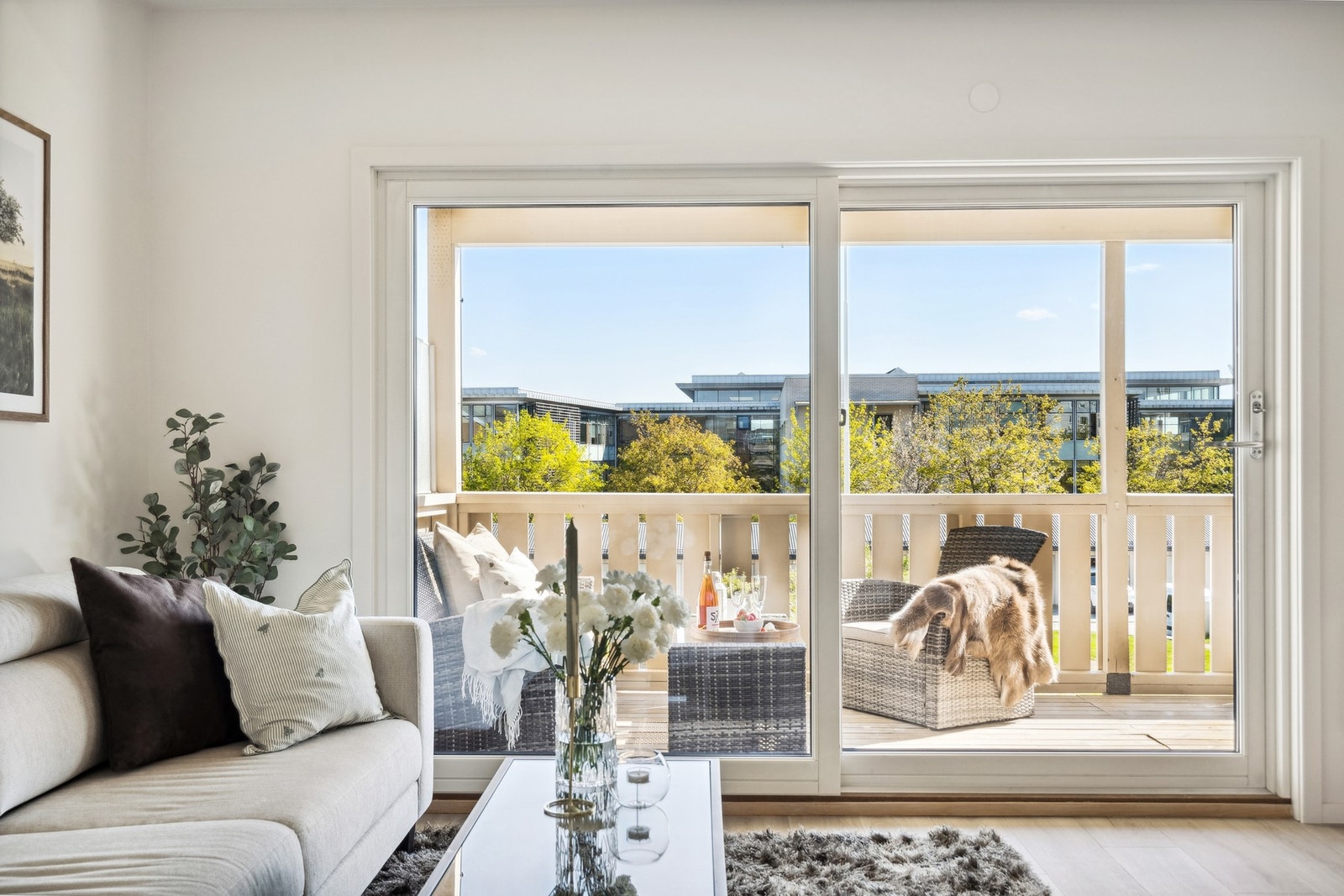 Direkte utgang til balkongen gjennom store skyvedører, som også sørger for mye lysinnslipp. Galleribilde