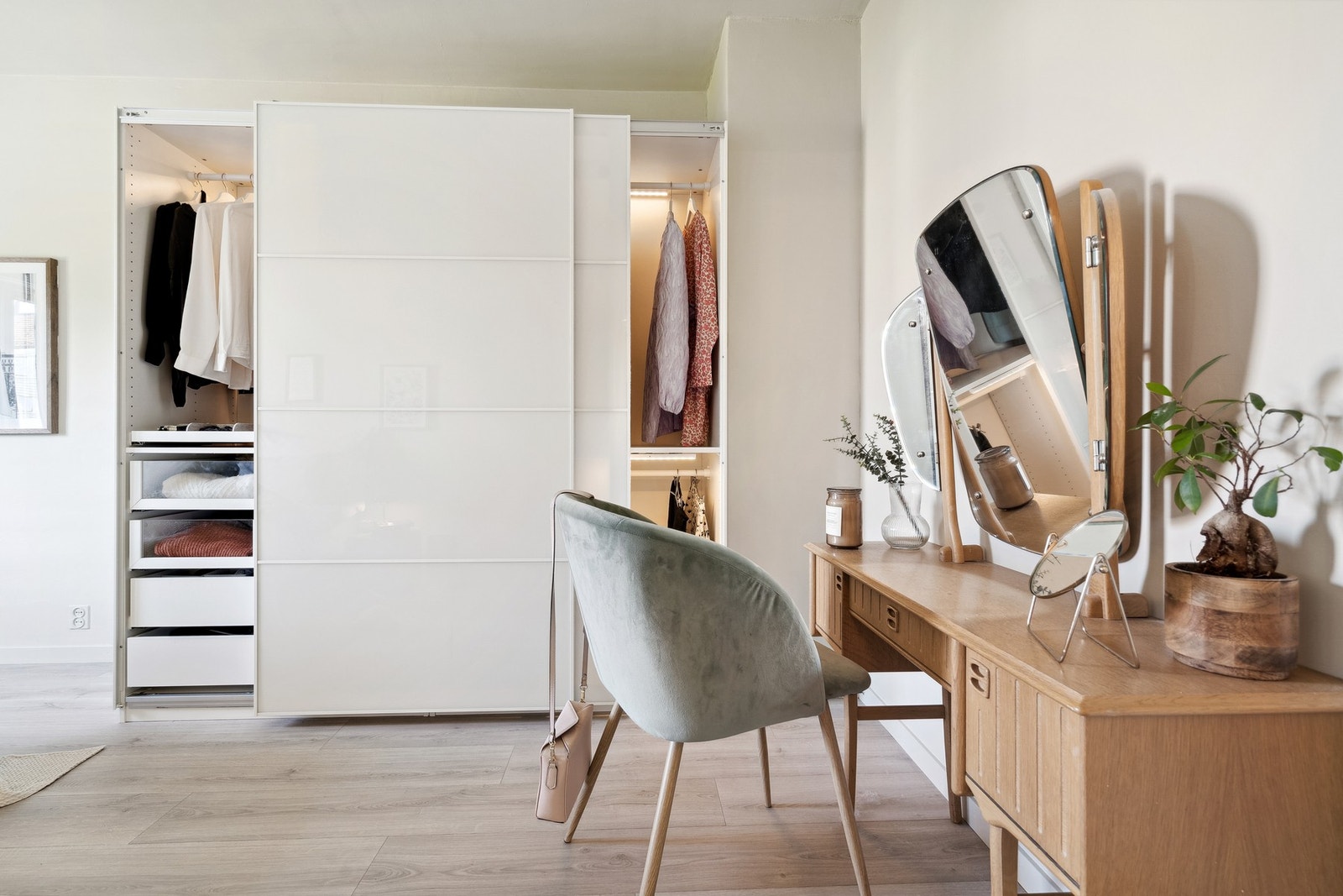 God plass for klesoppbevaring i en stor skyvedørsgarderobe, samt annet ønsket møblement. Galleribilde