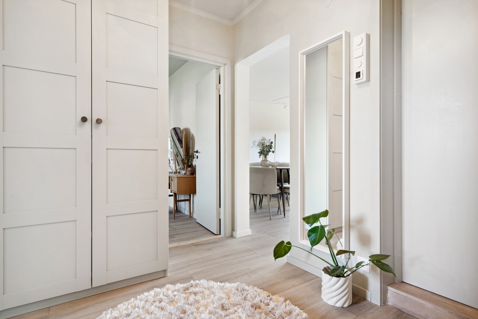 Romslig og innbydende entré med sko- og klesoppbevaring. Leiligheten disponerer også én bod på loft og to i kjeller. Galleribilde