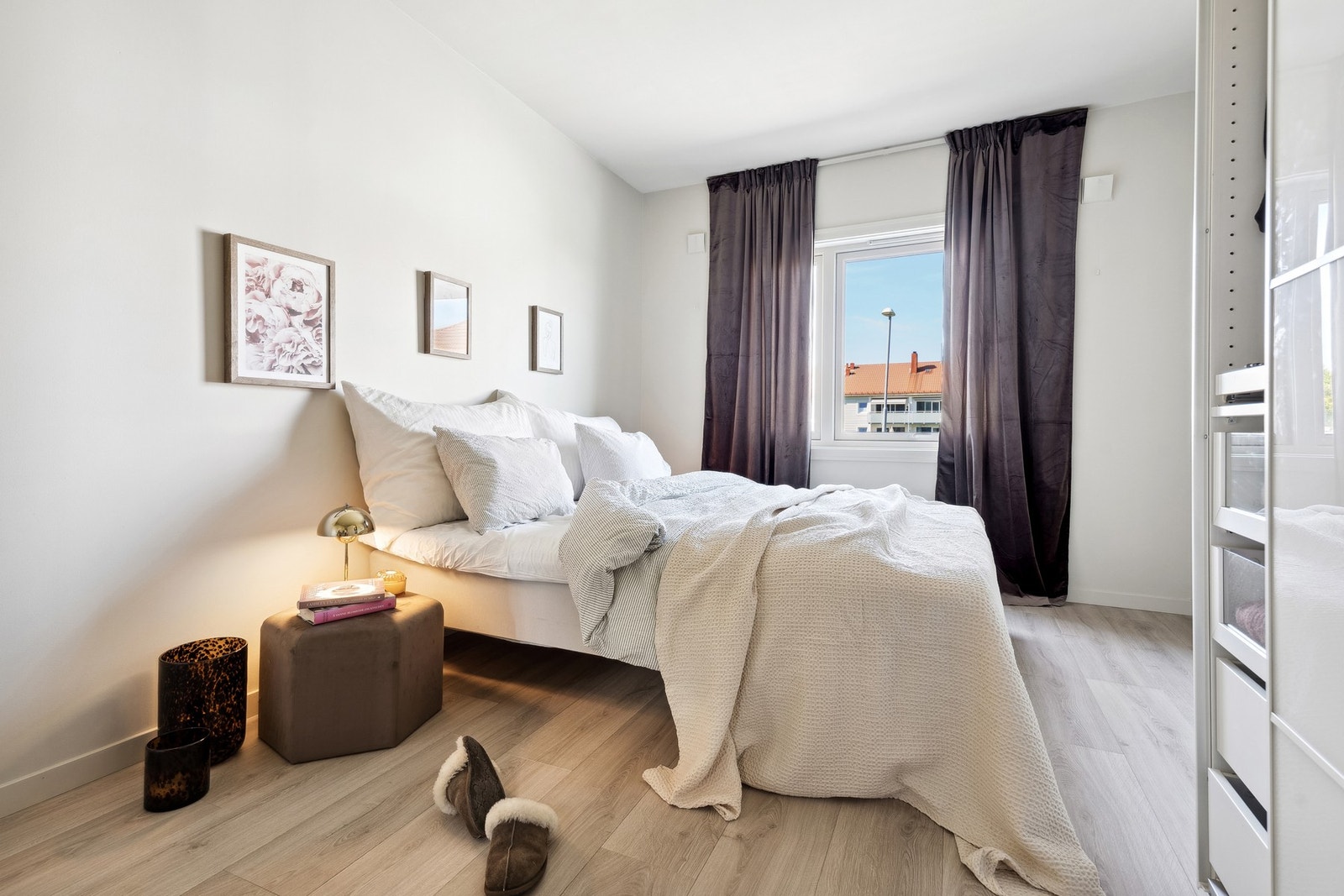 Rommet er malt i behagelige farger og vender ut mot rolige omgivelser. Galleribilde
