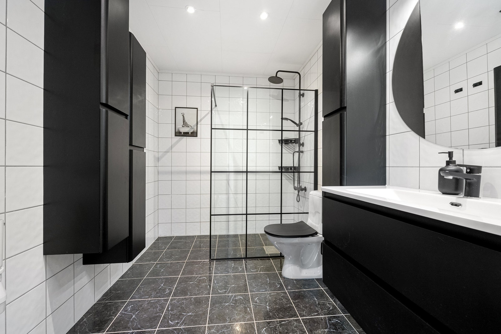 Flott bad med flis på gulv/vegger med gulvvarme. Ny vegg i dusjsonen i 2021 Galleribilde