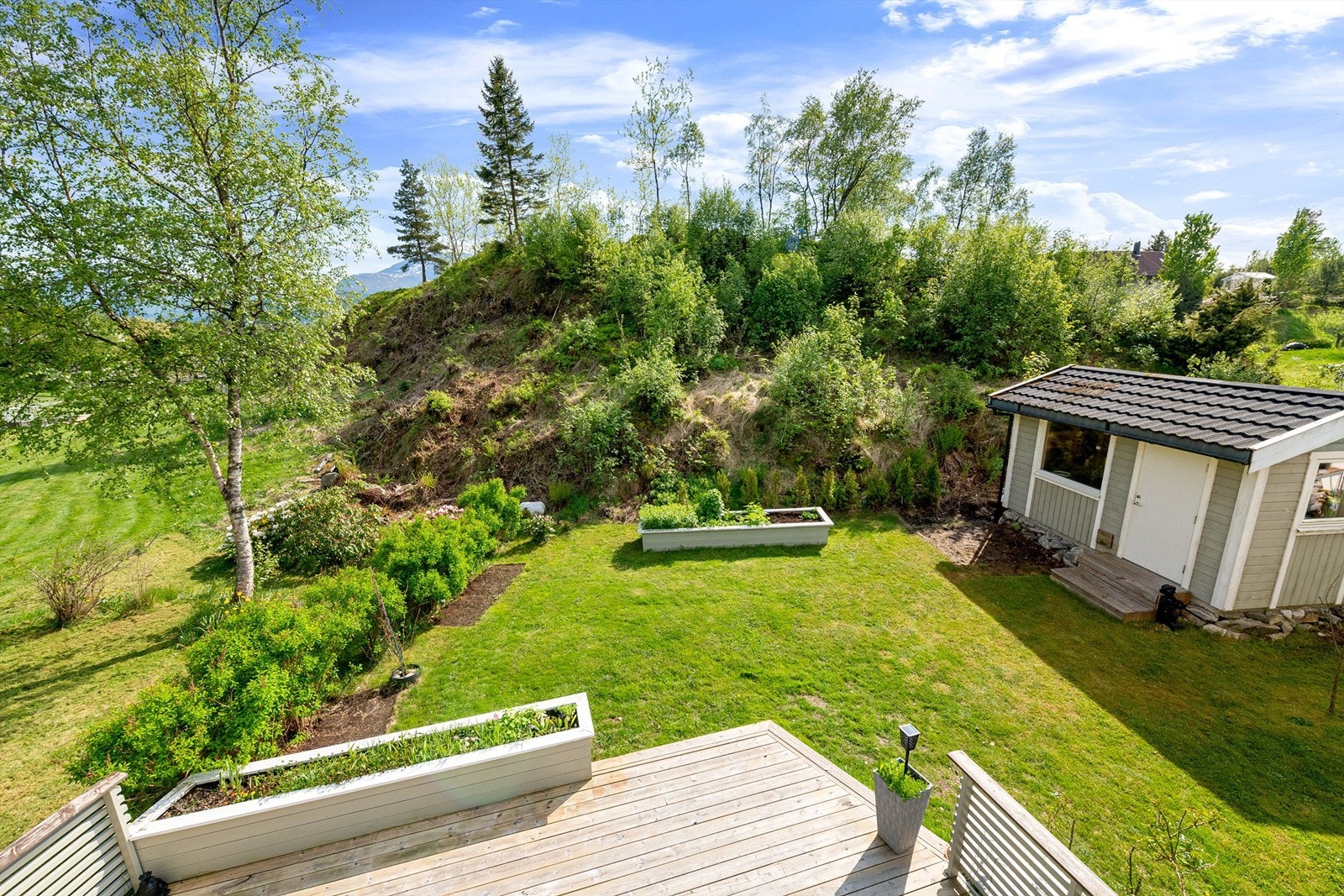 Hage med romslig utebod Galleribilde