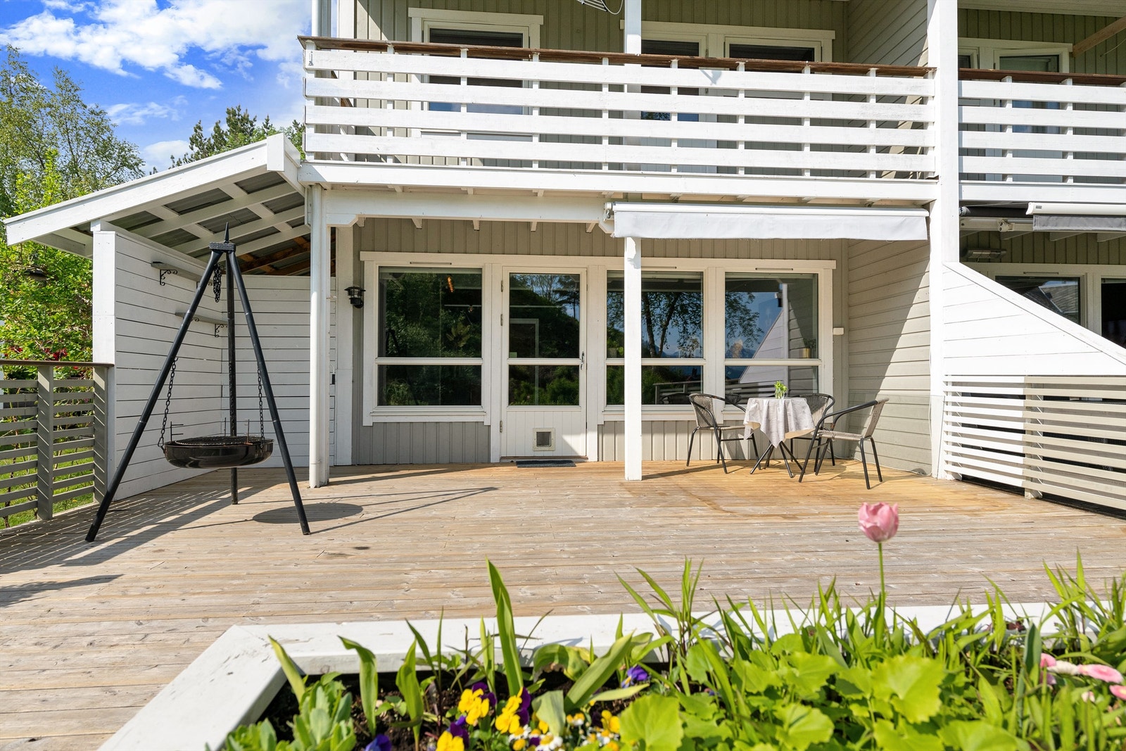 Utgang fra stue til sydvendt terrasse fra 2020 på ca 35 m² Galleribilde