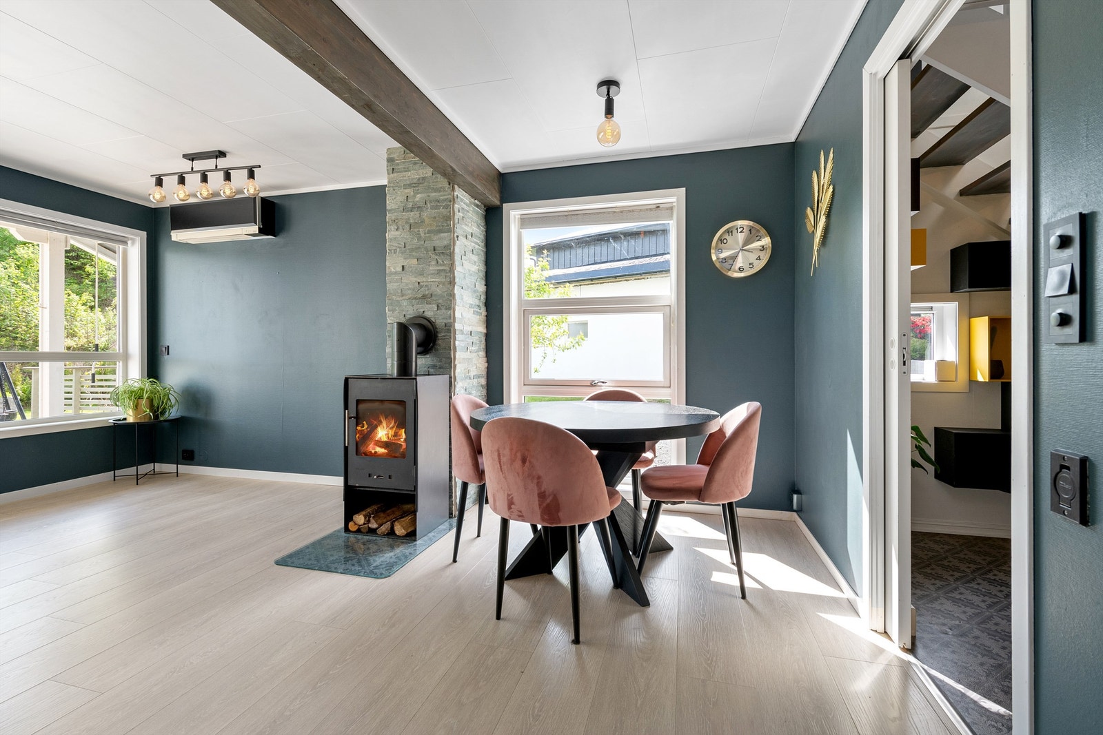 Stue med peis og varmepumpe Galleribilde