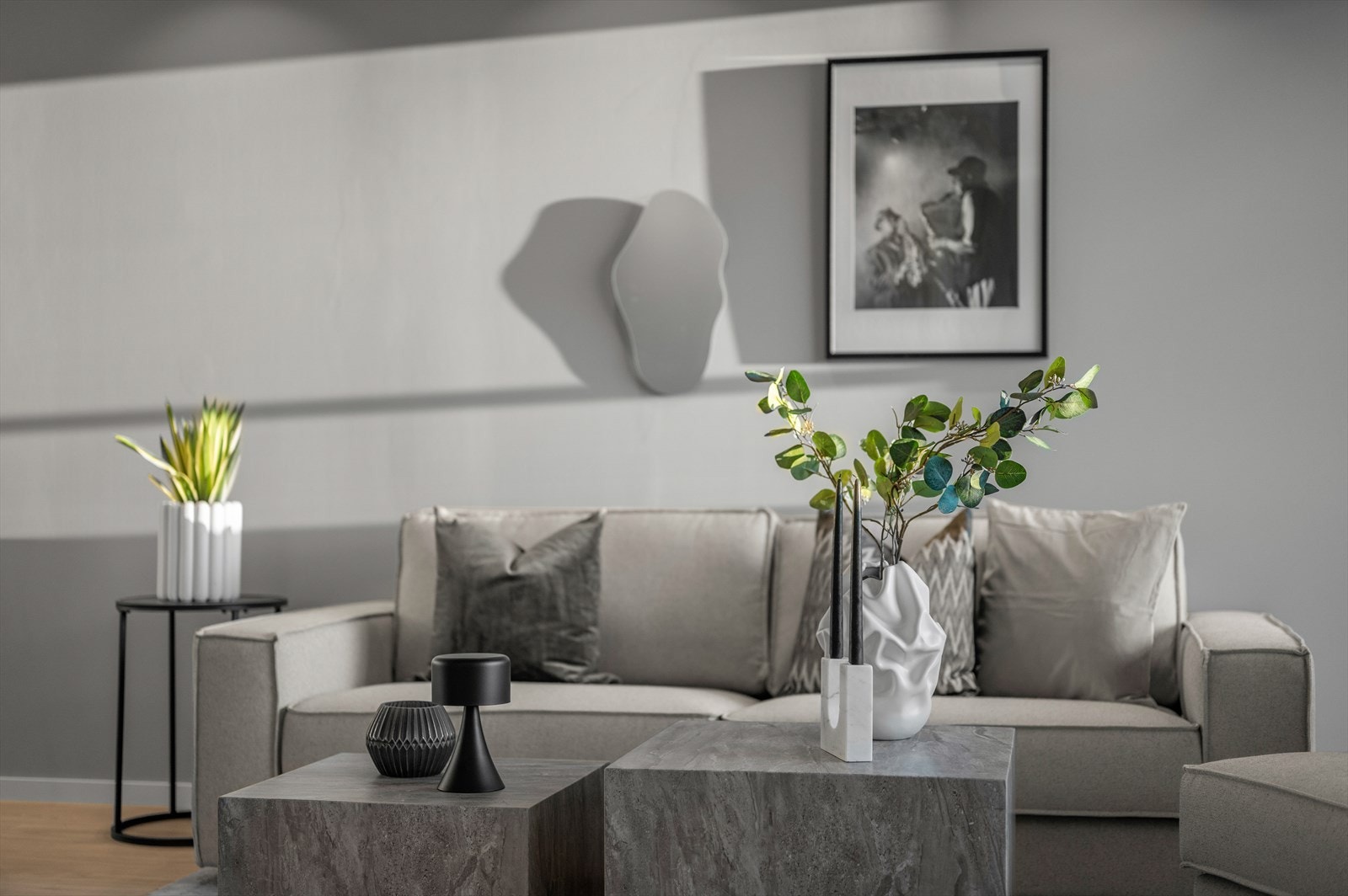 Leiligheten består av stue, kjøkken, to balkonger, to soverom, baderom, toalettrom, gang, entré, garderobe, samt bod. Det er også tildelt P-plass til alle beboere i borettslaget. Galleribilde
