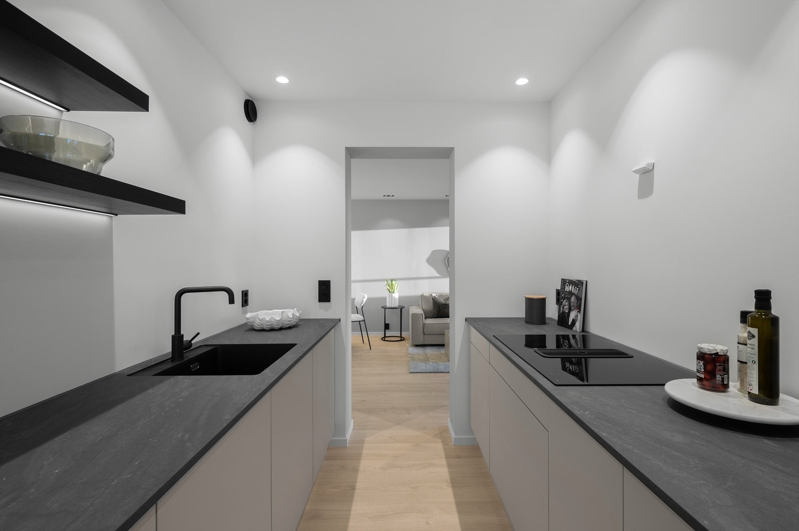 Kjøkkenet er utstyrt med kjøl/fryseskap, oppvaskmaskin, platetopp, micro, stekeovn, vannstoppsystem og komfyrvakt. Galleribilde