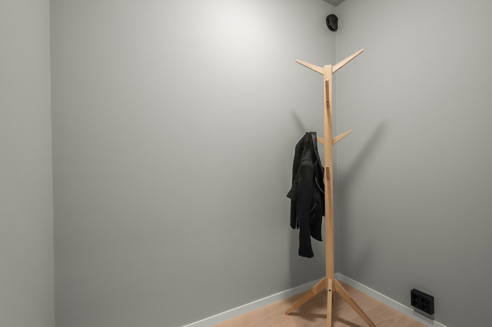 Her er det klargjort med stikk for eventuell ekstra fryser. Galleribilde