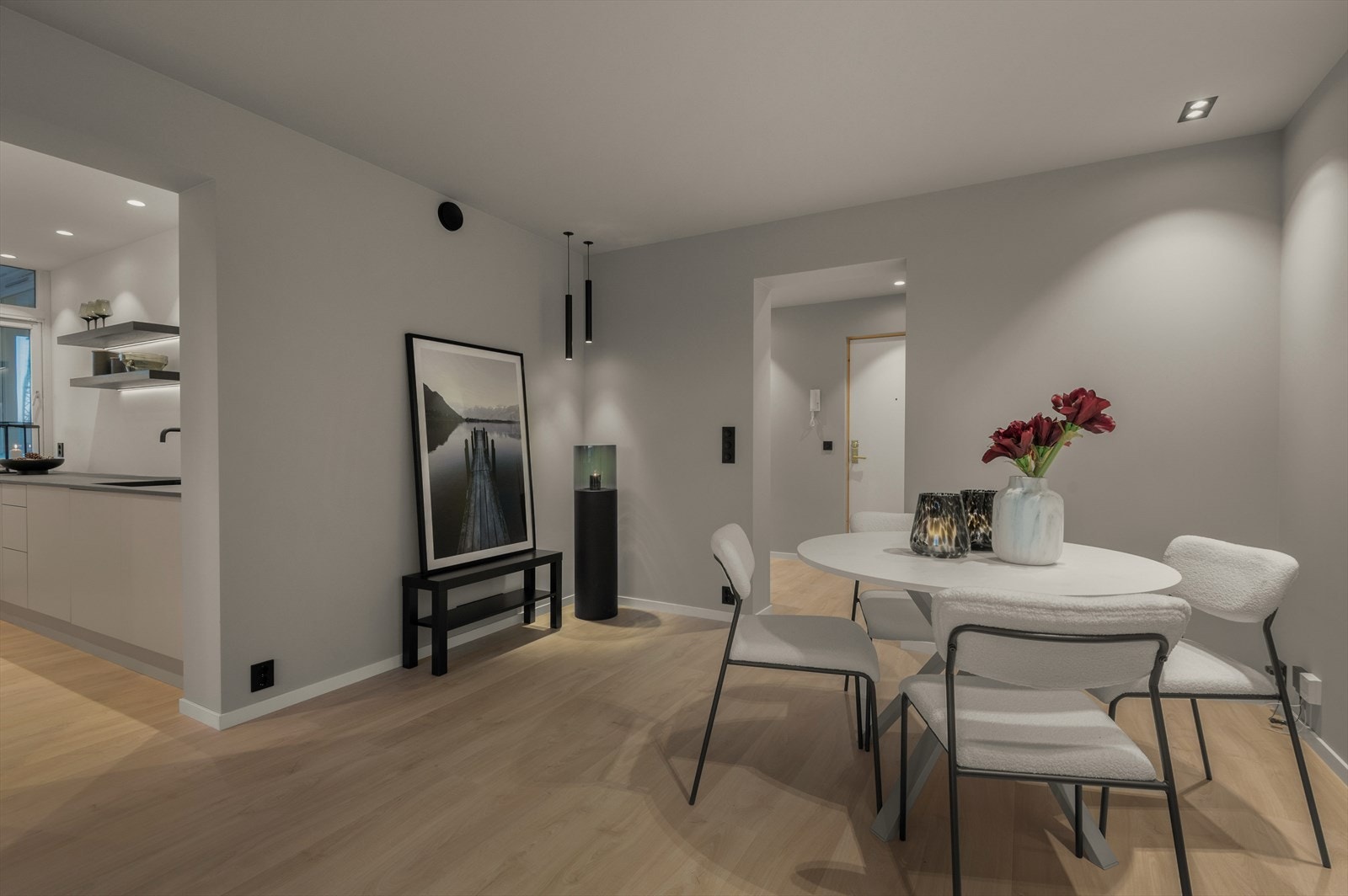 Her får du nedlektet tak med innfelt belysning fra SG-armaturen AS og Nordesign i hele leiligheten, med unntak av bod. Galleribilde