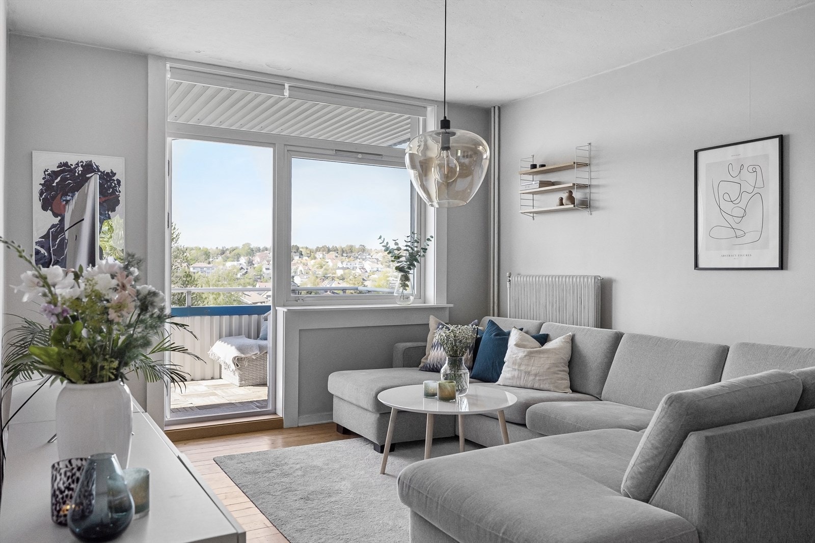 Romslig stue med god plass til sofaseksjon med tilhørende medie- og oppbevaringsmøblement, samt spisebord Galleribilde