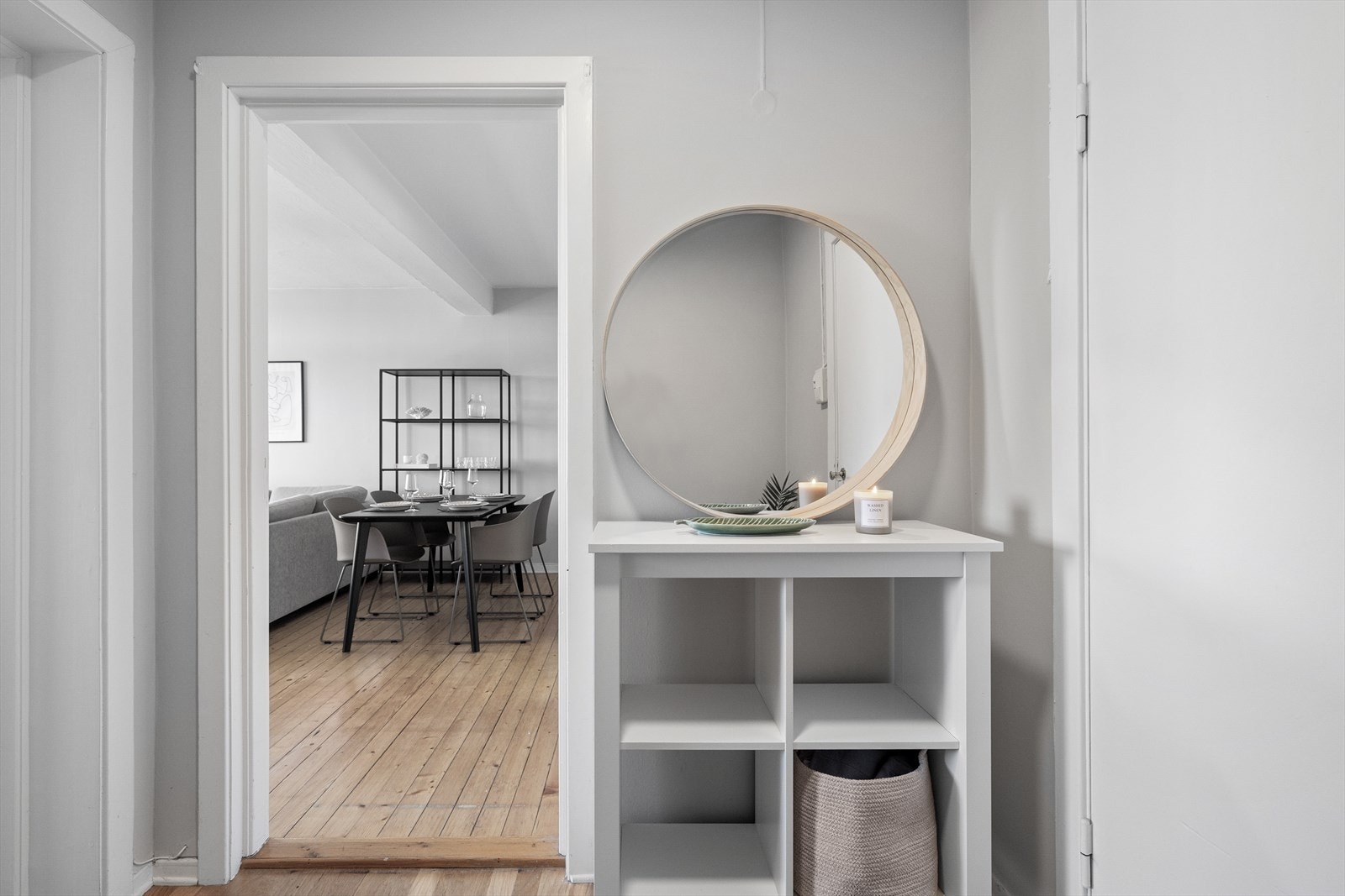 I leiligheten blir du møtt en flott entré med heltregulv og ellers malte flater i gråtoner Galleribilde