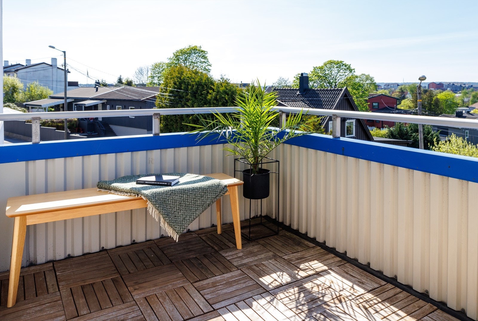 Balkongen er overbygget, slik at man også får glede av denne på regnværsdager Galleribilde