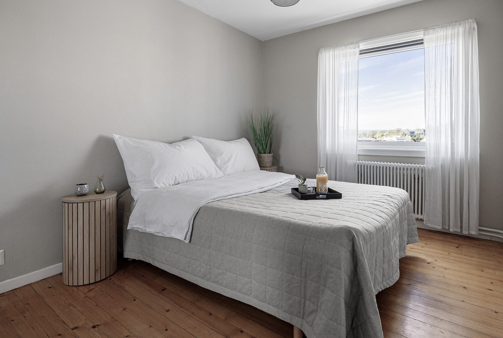 Romslig soverom med god plass til dobbeltseng, nattbord og øvrig soveromsmøblement Galleribilde