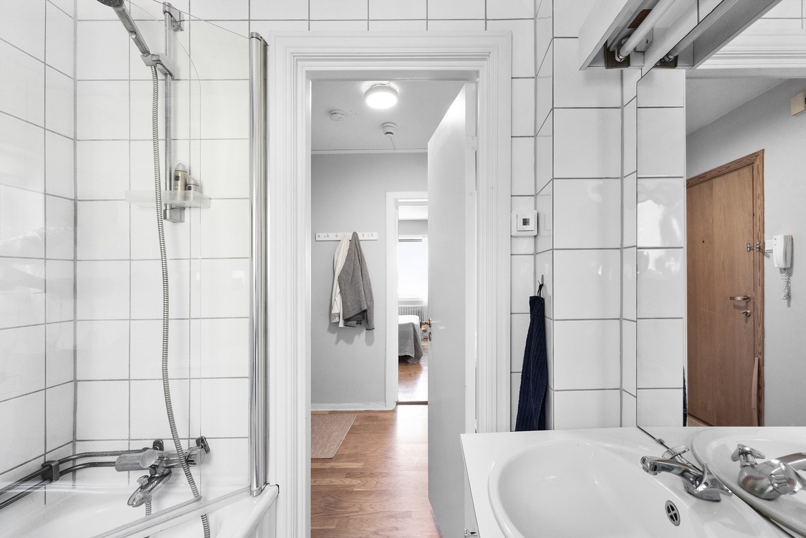 Bad bestående av flislagt gulv med varmekabler, flislagte vegger og malt himling Galleribilde