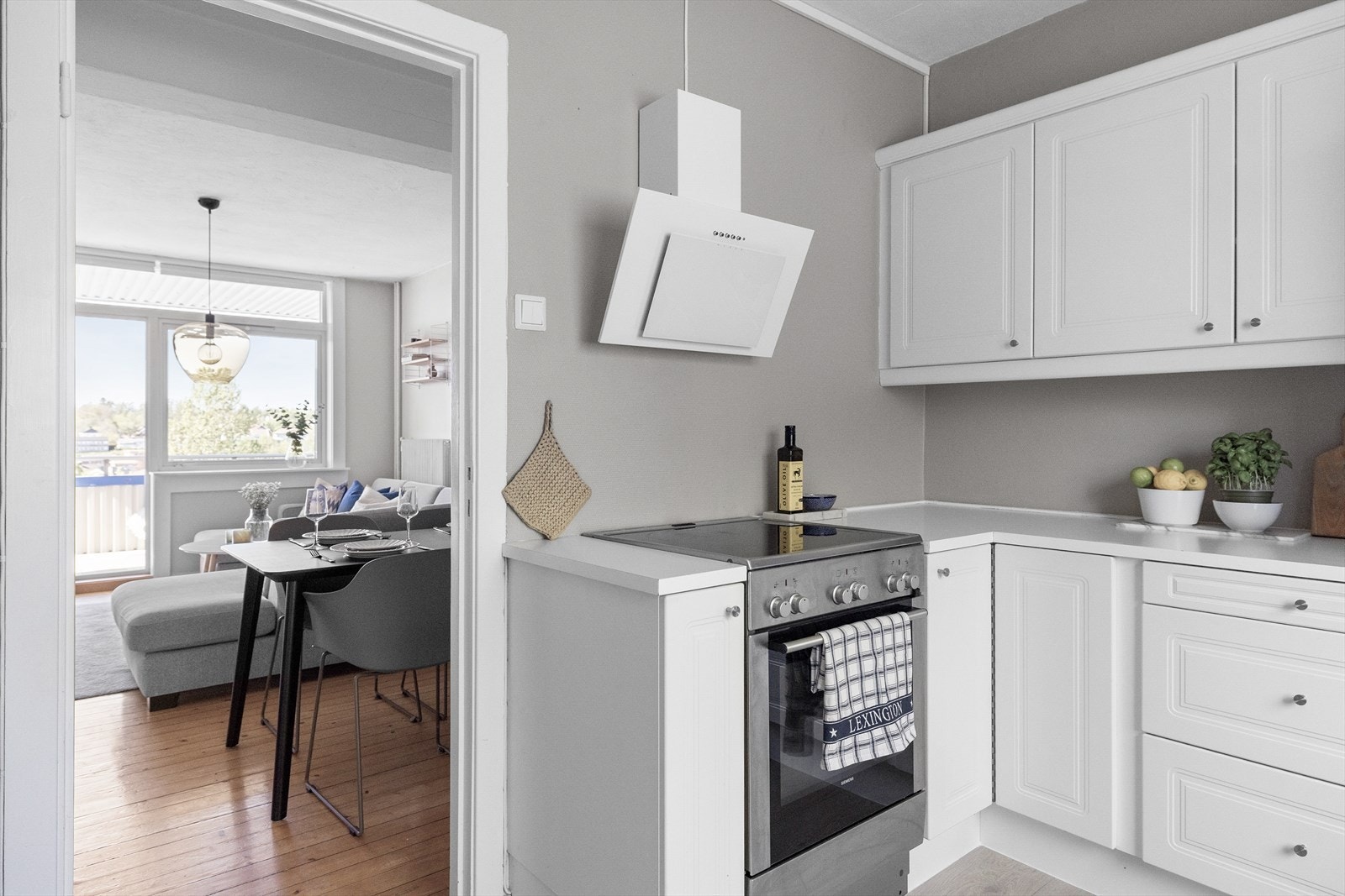 Leilighetens kjøkken ligger separat til fra stuen Galleribilde