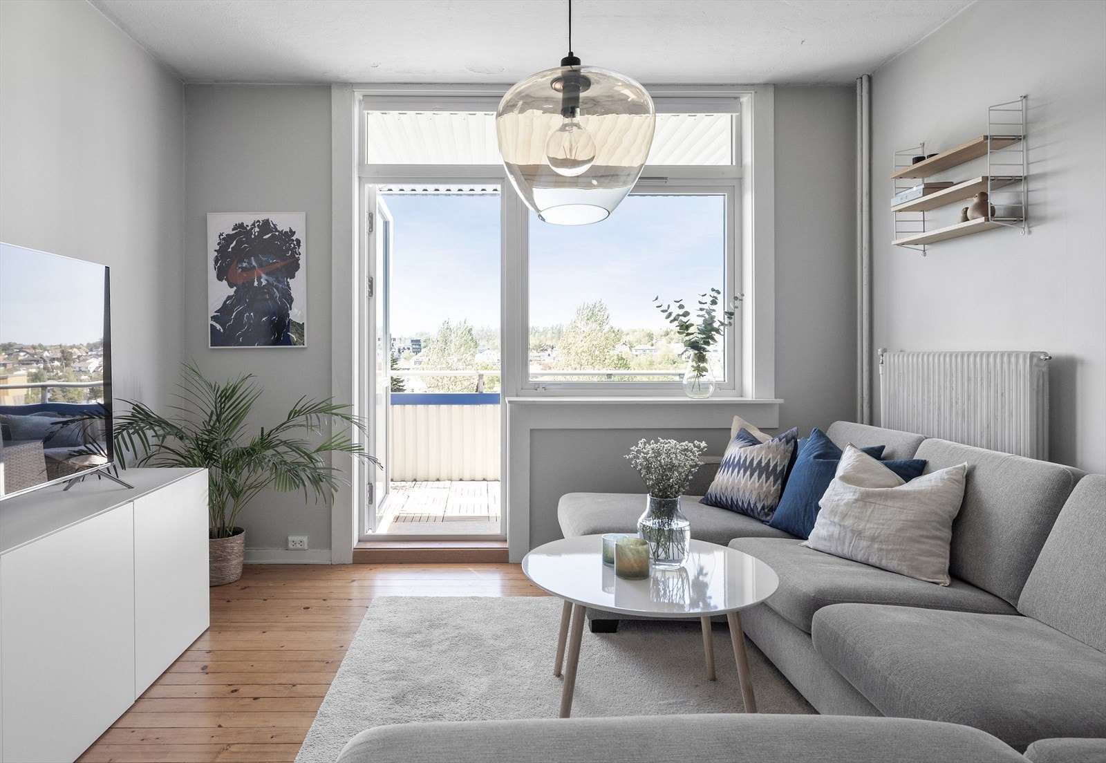 Store vindusflater som slipper inn godt med naturlig lys Galleribilde