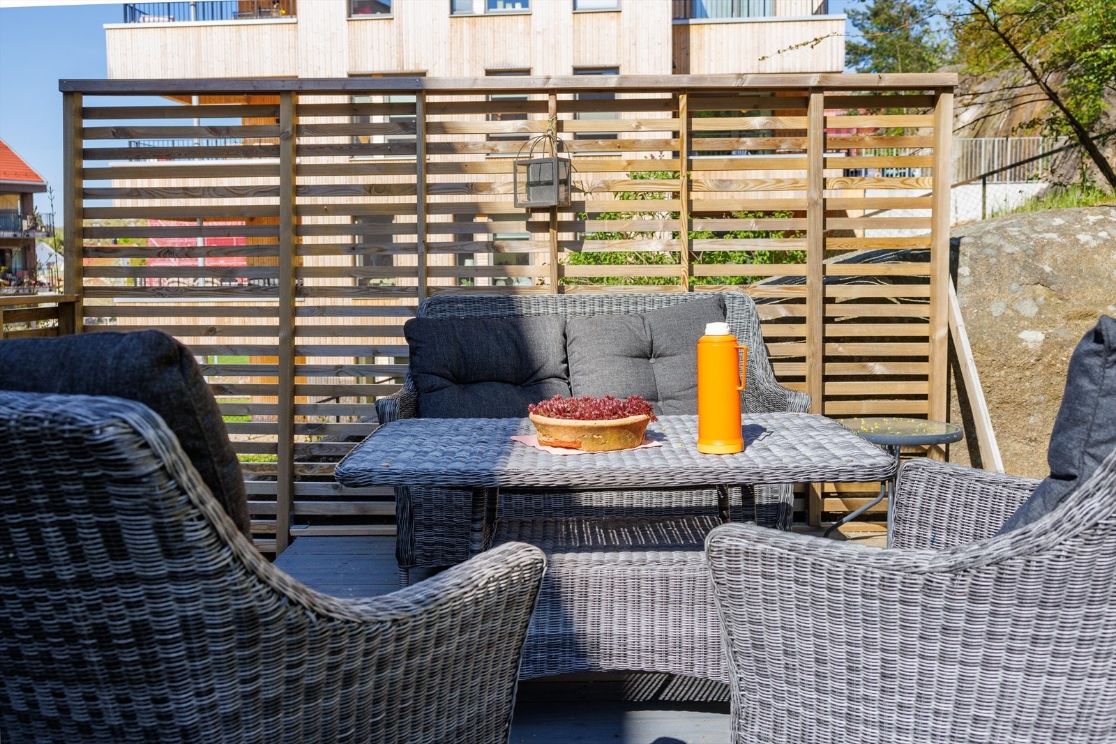 Hyggelig sittegruppe i bakgård Galleribilde