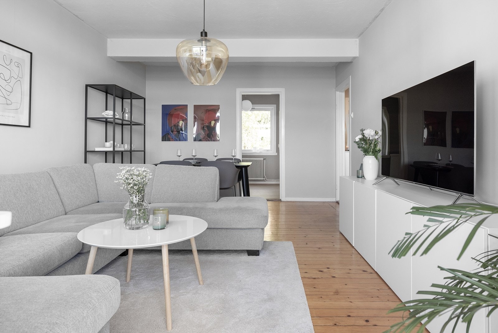 Leiligheten har gjennomgående planløsning med vinduer i begge ender som gir boligen fint gjennomlys Galleribilde