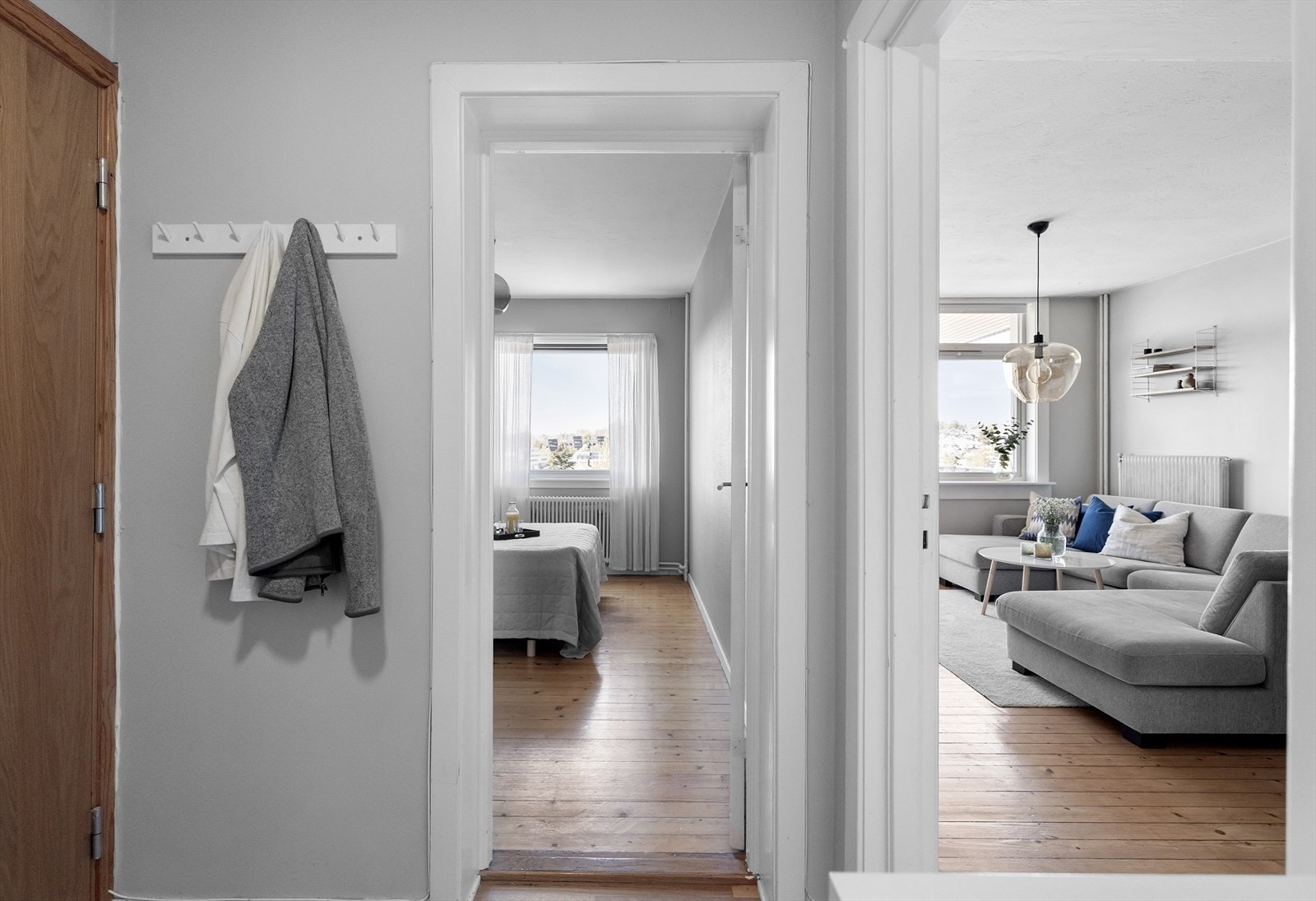 I entréen er det plass til å sette fra seg sko og henge fra seg yttertøy Galleribilde