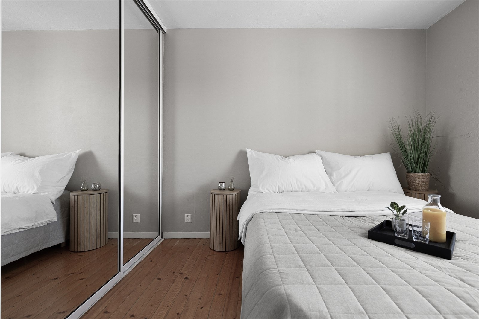 Lagringsplassen er ivaretatt i stor skyvedørsgarderobe med speilfronter Galleribilde