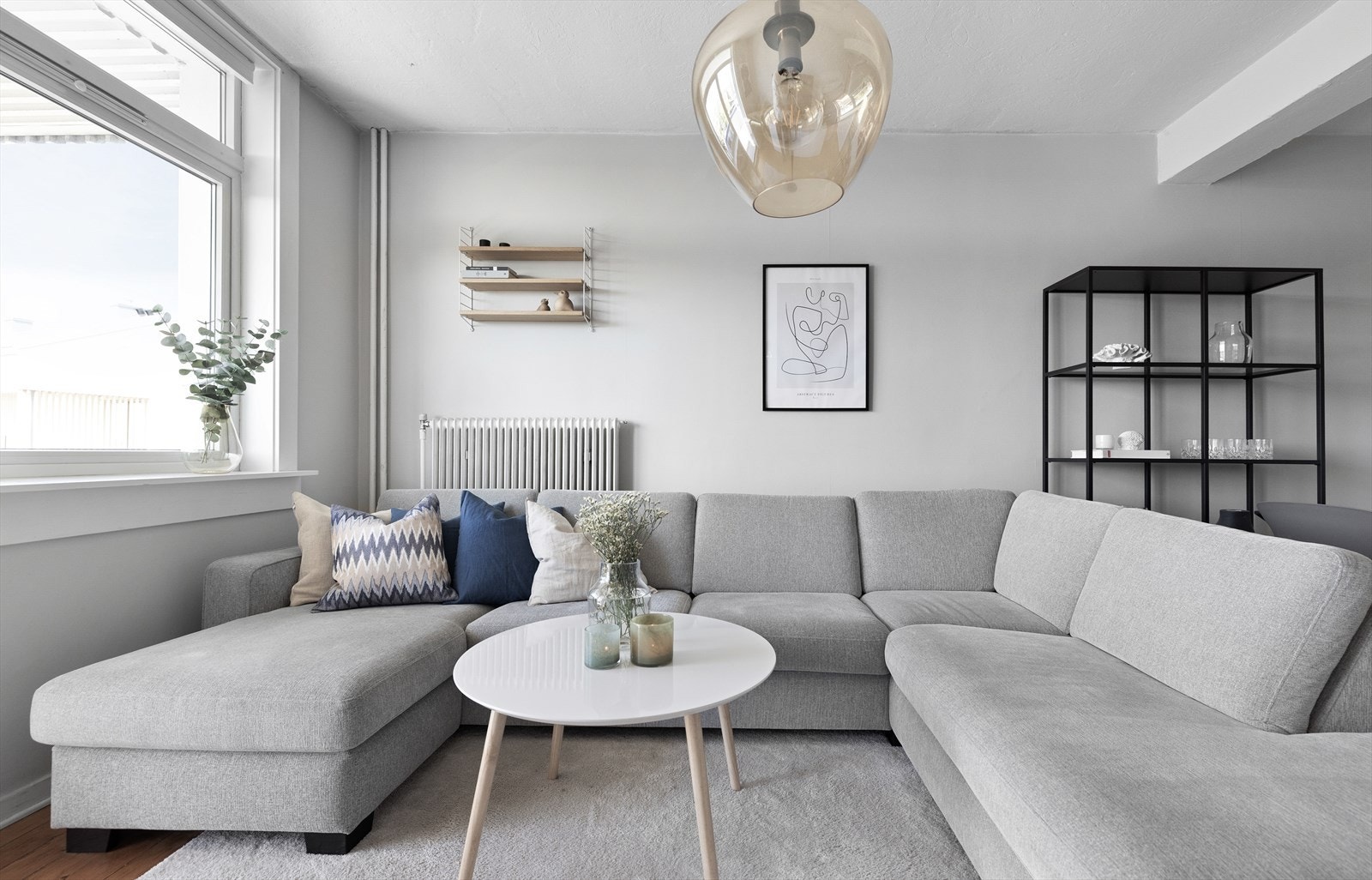 Fin plass til sofaseksjon i stuen Galleribilde