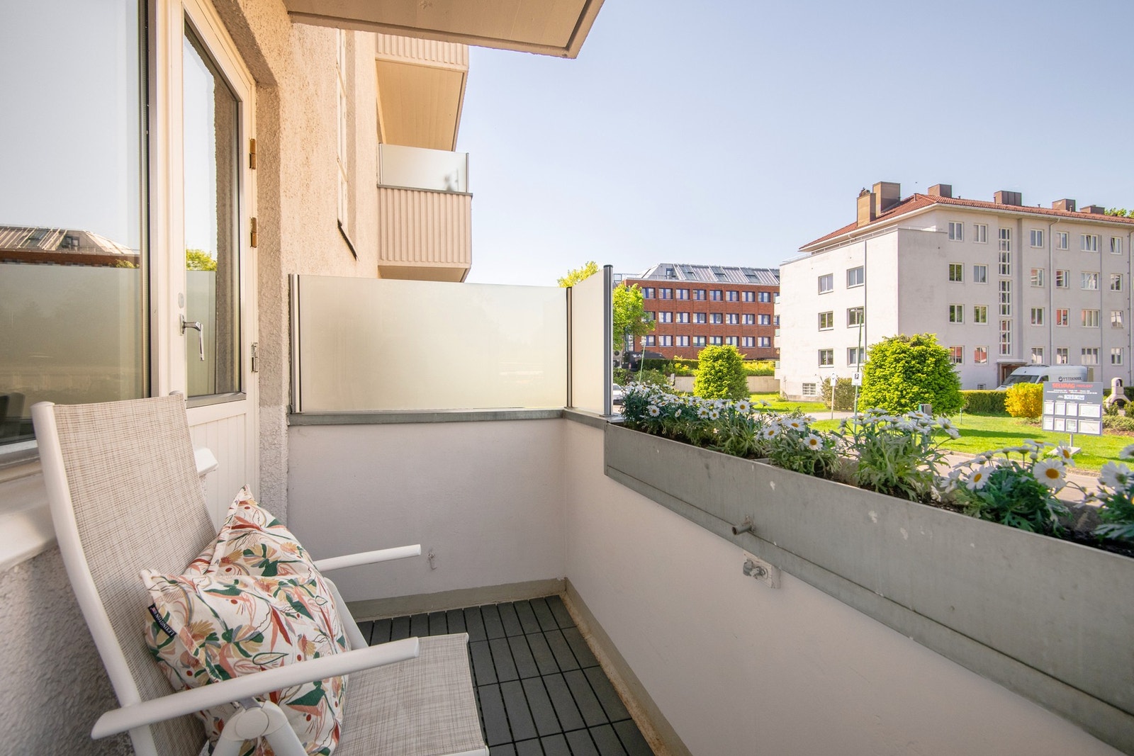 Balkongen er vestvendt og byr med det på særdeles gode solforhold store deler av dagen på sommerstid. Galleribilde