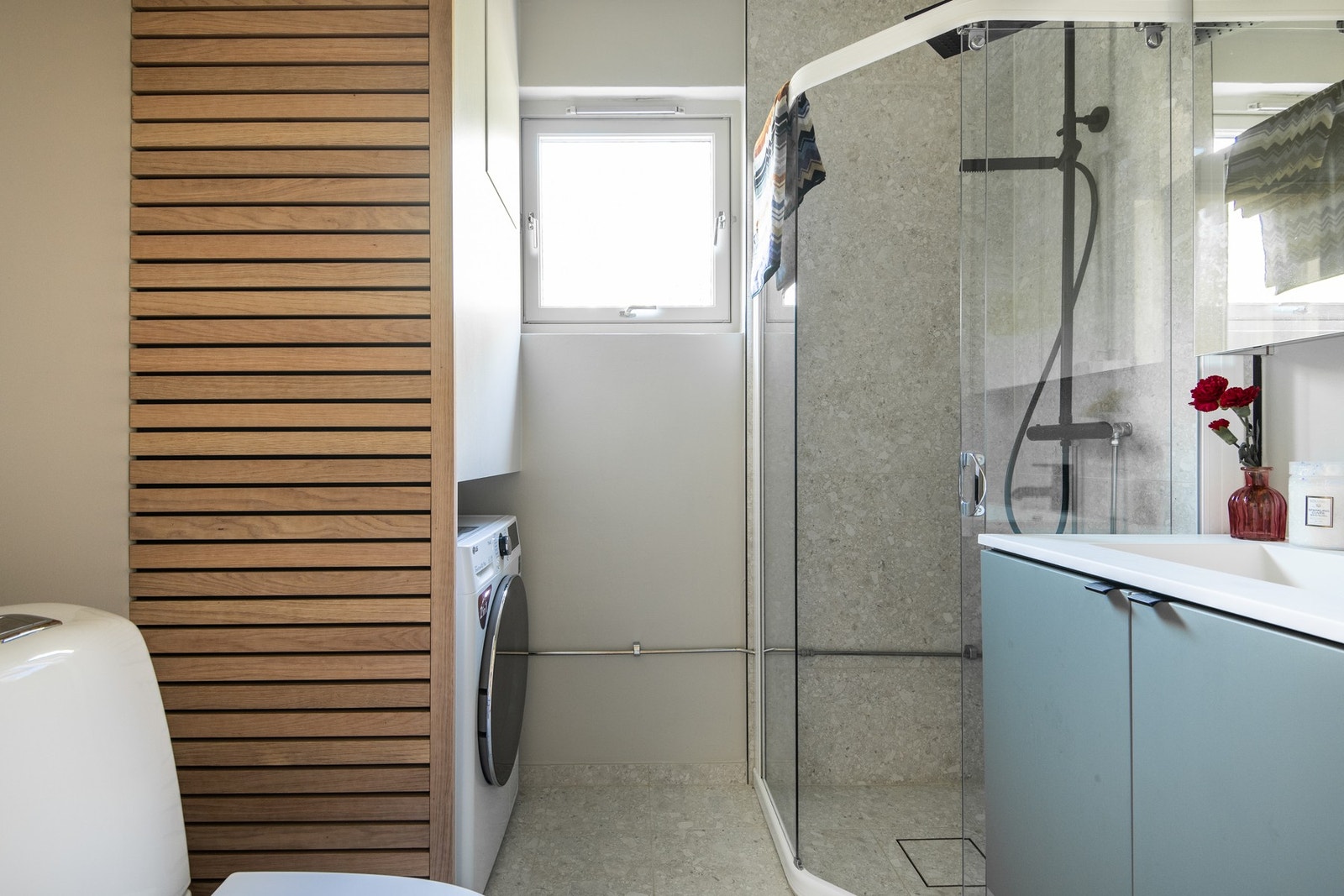 Moderne bad med flislagte gulvflater utstyrt med behagelig gulvvarme. Galleribilde