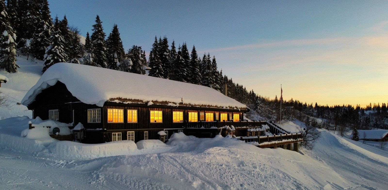 Gamlestølen Fjellstogo ligger kun 500 meter fra tomteområdet. Galleribilde