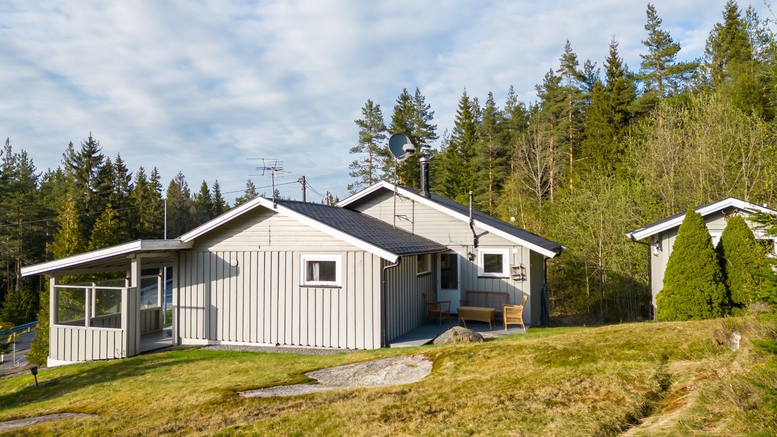 En velholdt fritidseiendom med solrik beliggenhet og kort vei til vannet Galleribilde