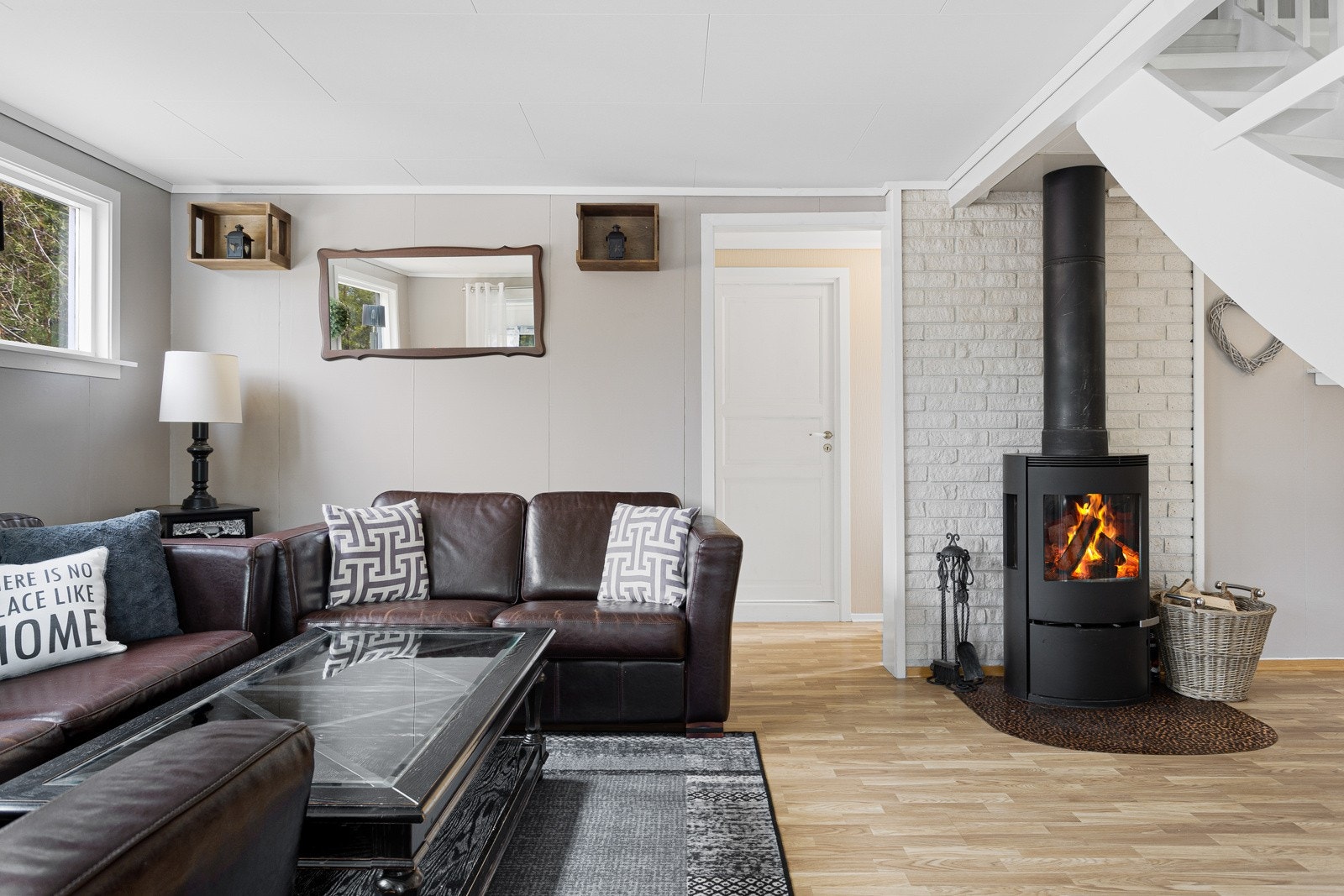 Det er montert peisovn i stuen som varmer godt på kaldere årstider Galleribilde