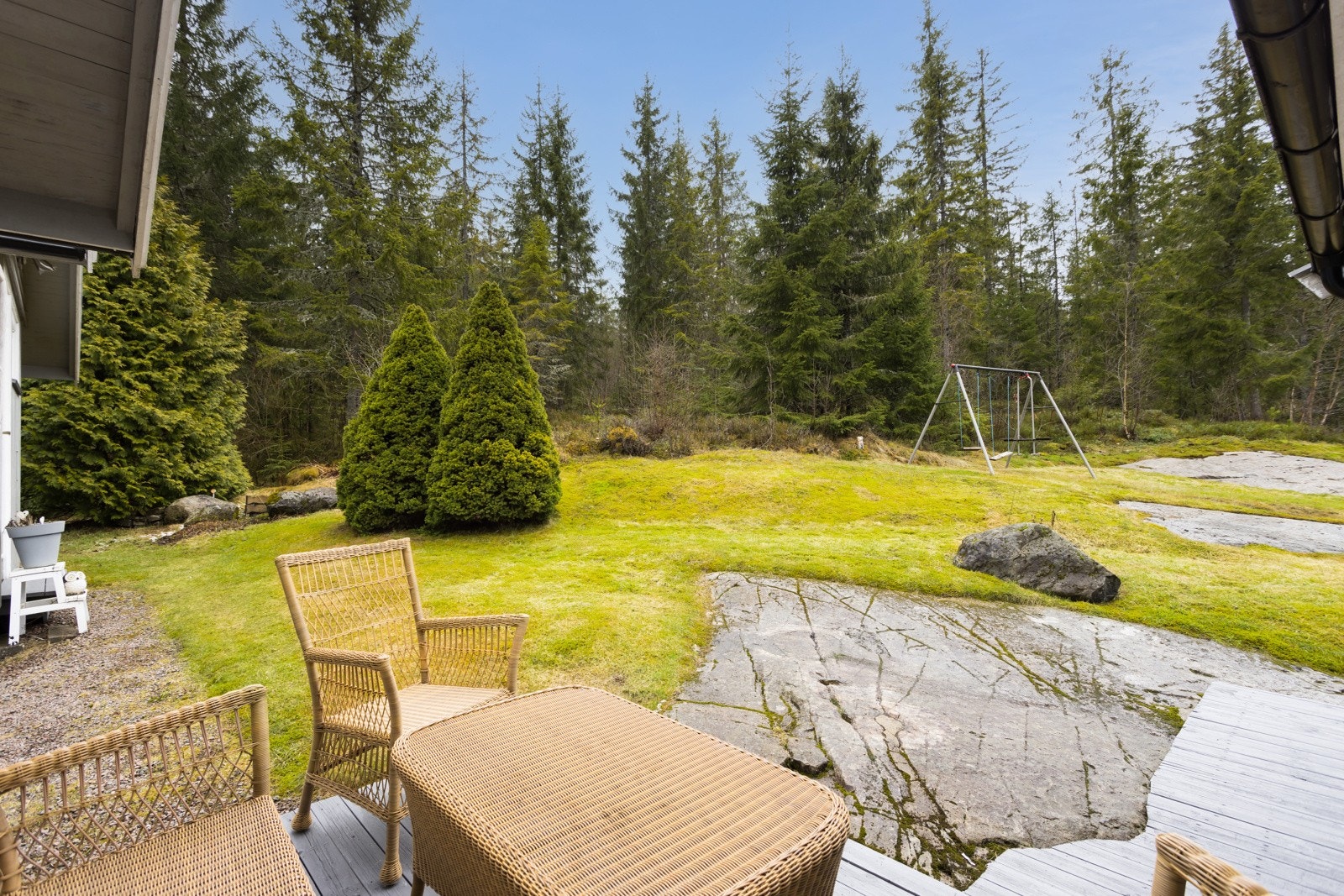 Romslig hage med flotte solforhold Galleribilde