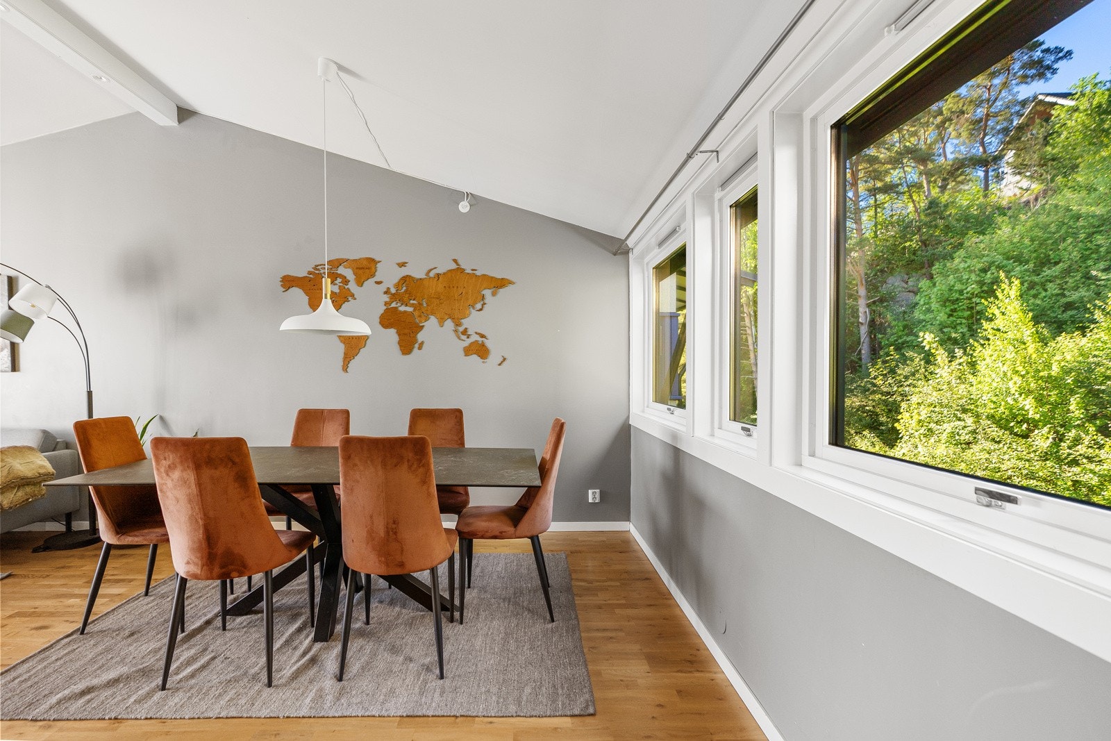 På andre siden av leiligheten er det utsikt mot skogen. Galleribilde