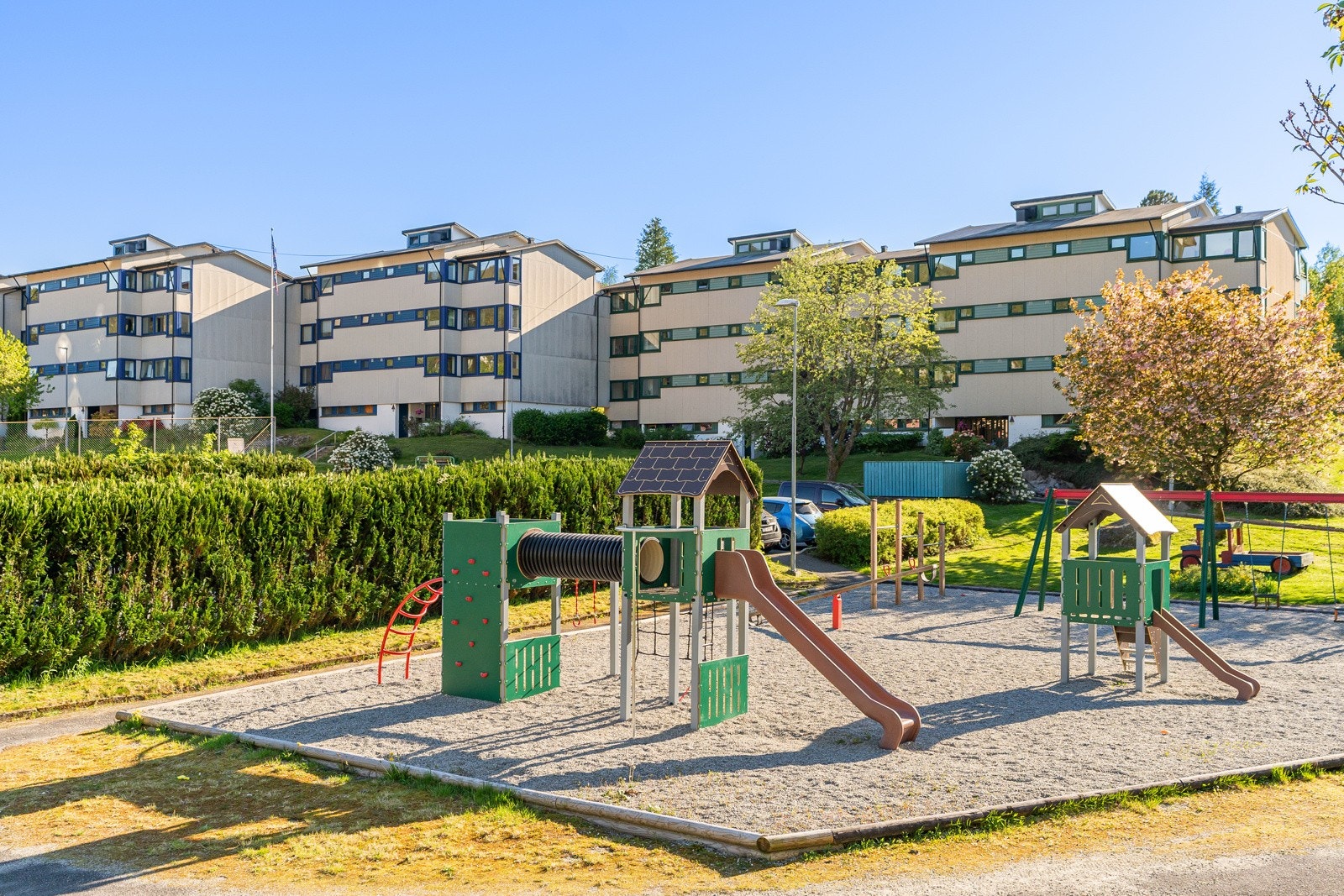 Det er flere flotte grønne omgivelser, samt en lekeplass og ballplass på borettslagets eiendom. Galleribilde