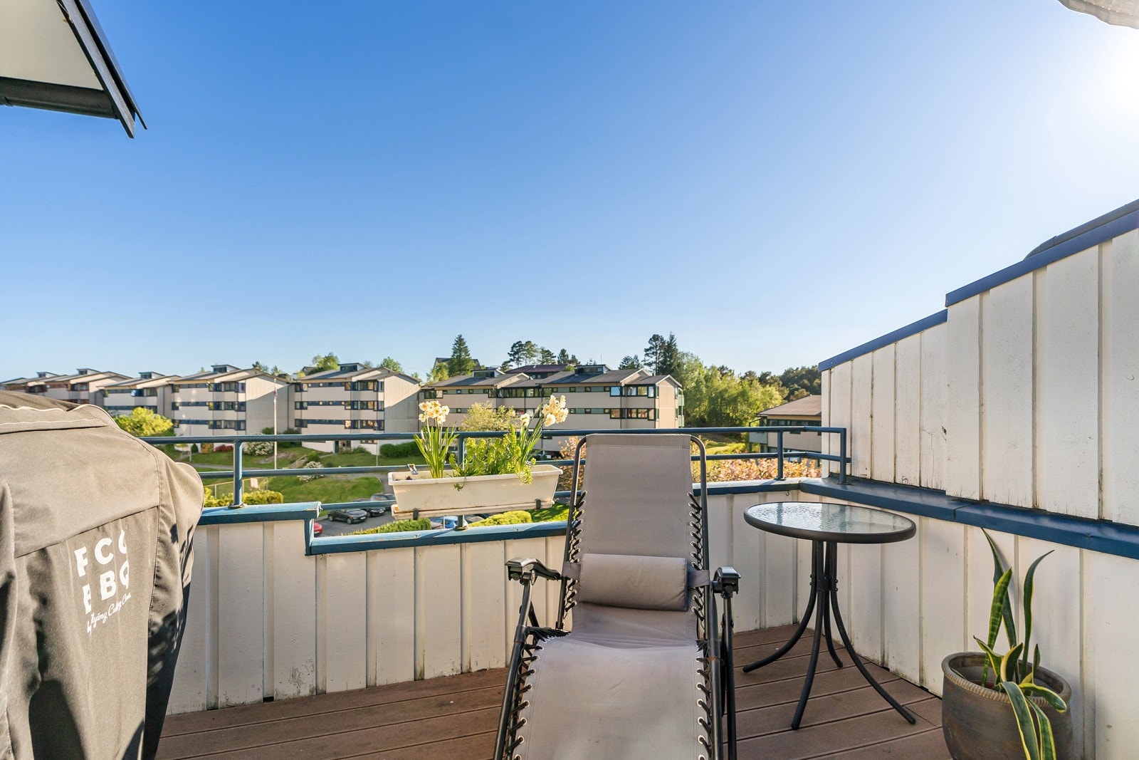 Balkongen måles til 8,4 kvm. og er belagt med terrassebord. Galleribilde